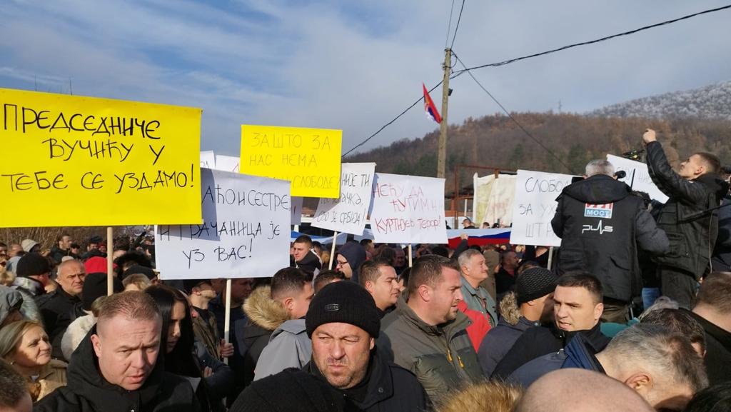 Rudare, 22. decembra 2022. - fotografija niske rezolucije - Veliki broj Srba sa KiM okupio se u Rudaru kod Krsta, gde æe u podne poèeti protest, a razvukli su i veliku srpsku zastavu koju dre uèesnici skupa. FOTO TANJUG/ STR/ bg