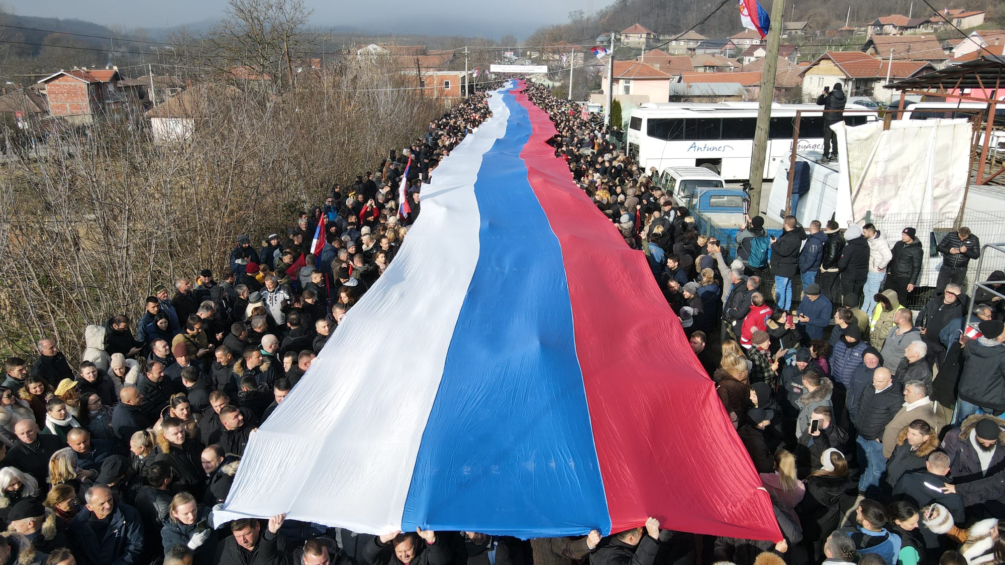 Rudare, 22. decembra 2022. - fotografija niske rezolucije - Veliki broj Srba sa KiM okupio se u Rudaru kod Krsta, gde æe u podne poèeti protest, a razvukli su i veliku srpsku zastavu koju dre uèesnici skupa. FOTO TANJUG/ STR/ bg