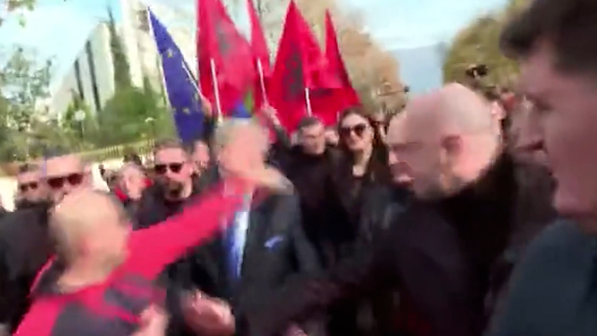 Sali Beriša napadnut na protestu protiv Rame i Vučića, muškarac ga udario pesnicom VIDEO