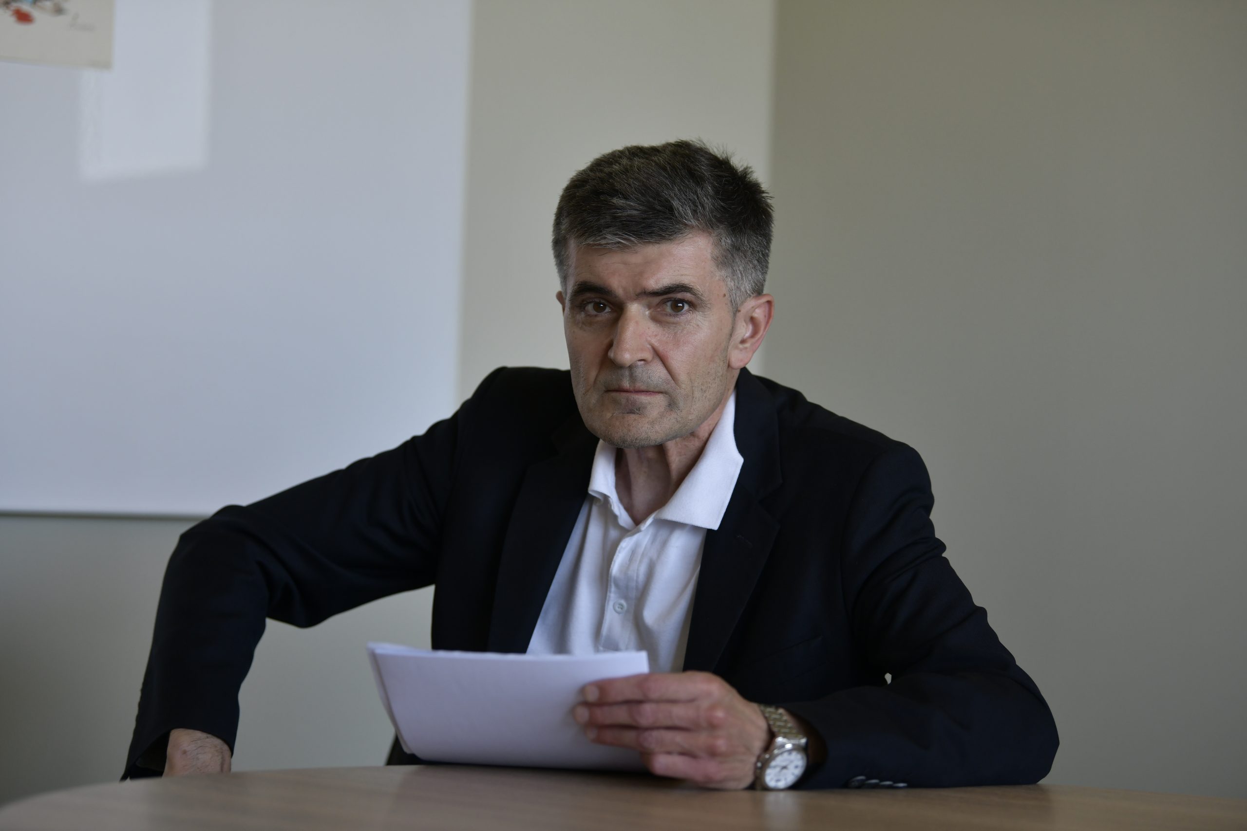 sns covek koji prica protiv sns-a andreja marinković