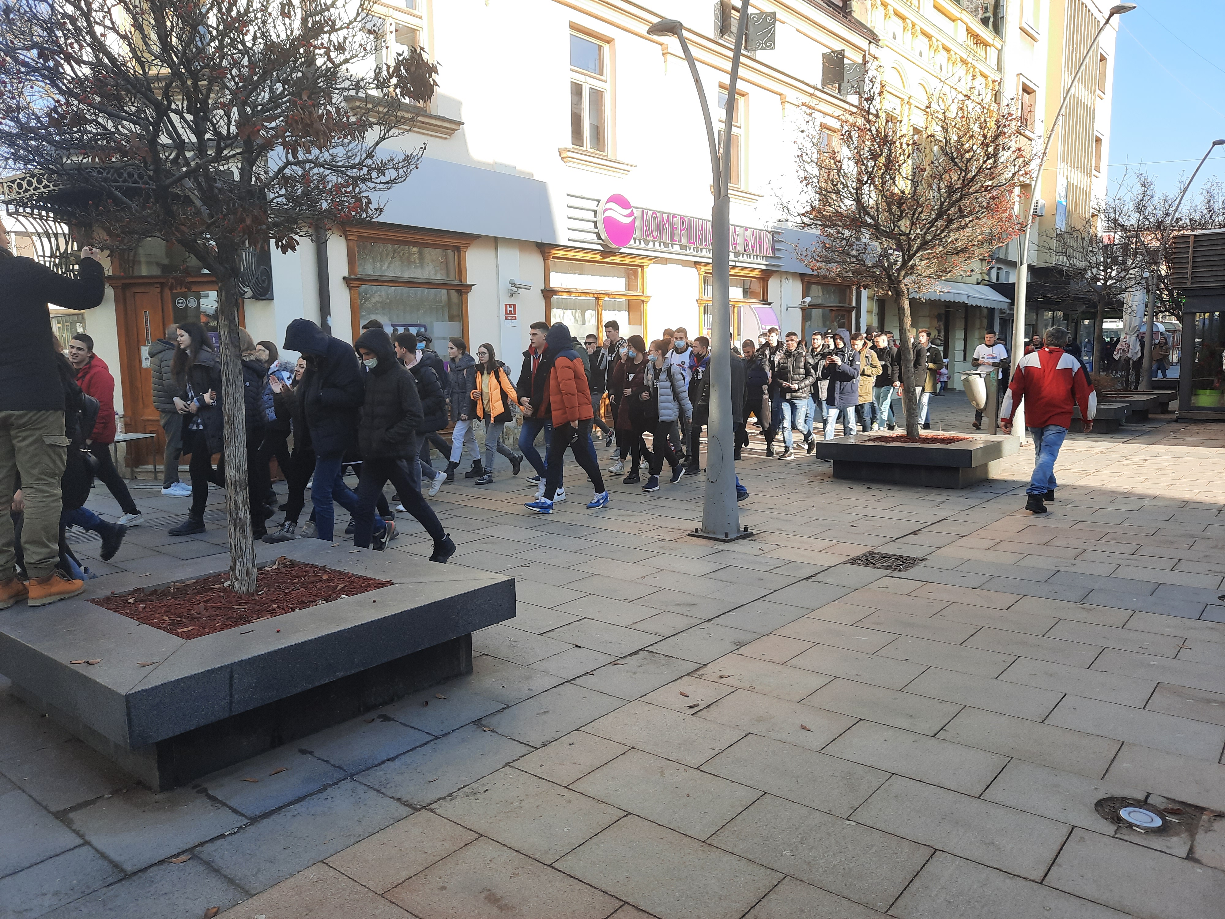 Cacak srednjoškolaci iz Čačka, koji su danas održali još jedan protest na centralnom gradskom trgu.