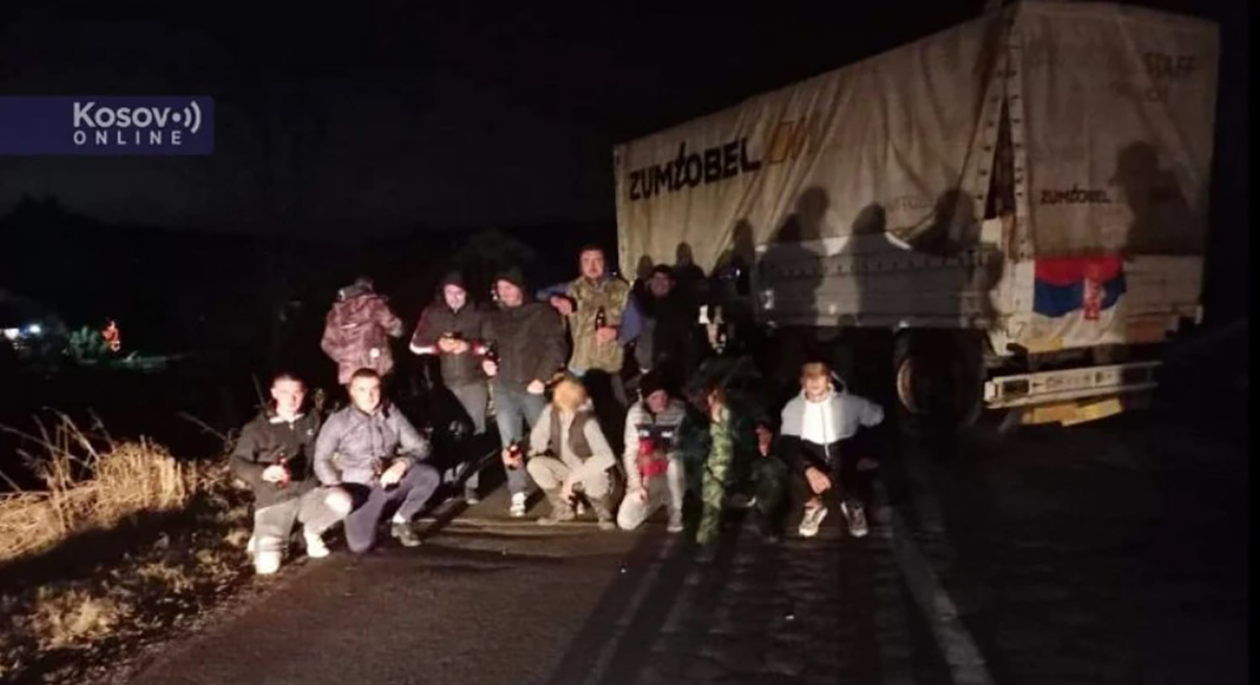 Raseljeni Srbi sa Kosova i meštani Merdara, blokirali su večeras magistralni put prema prelazu Merdare.