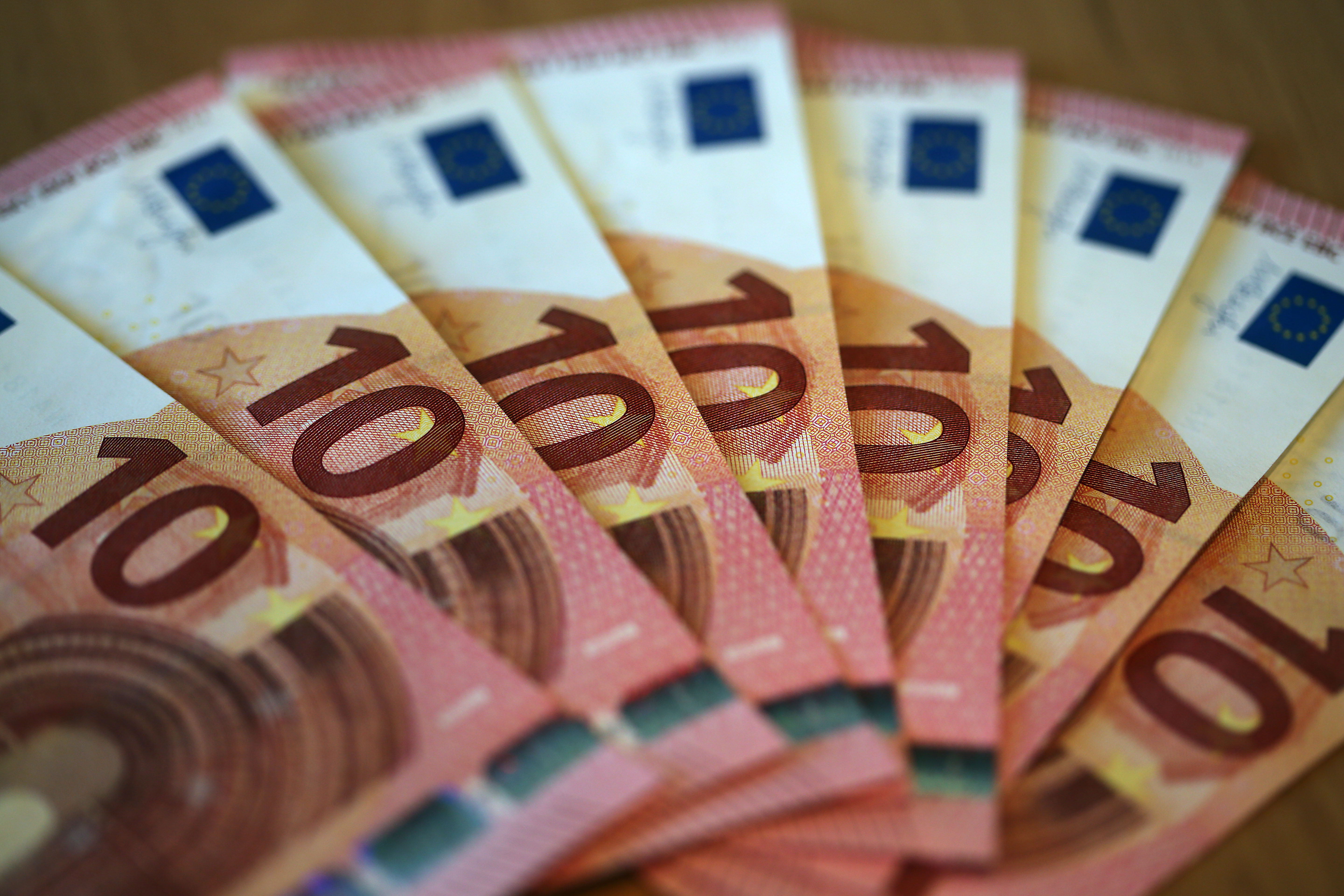 epa04371919 New ten euro banknotes shown in Duesseldorf, Germany, 28 August 2014. The German Federal Bank has unveiled the new banknotes.  EPA/OLIVER BERG