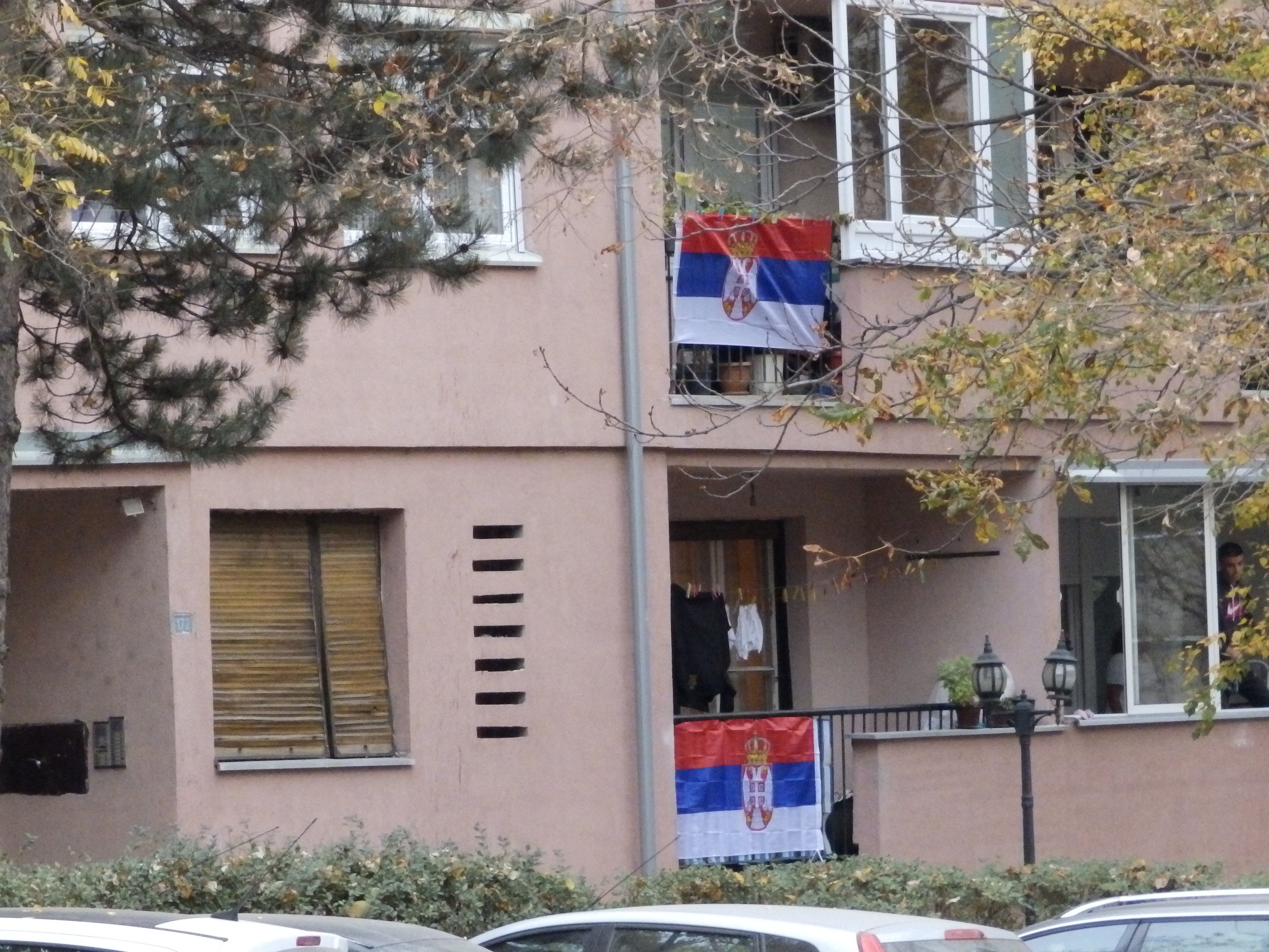 Severna Mitrovica,Kosovo, Zastave Srbije