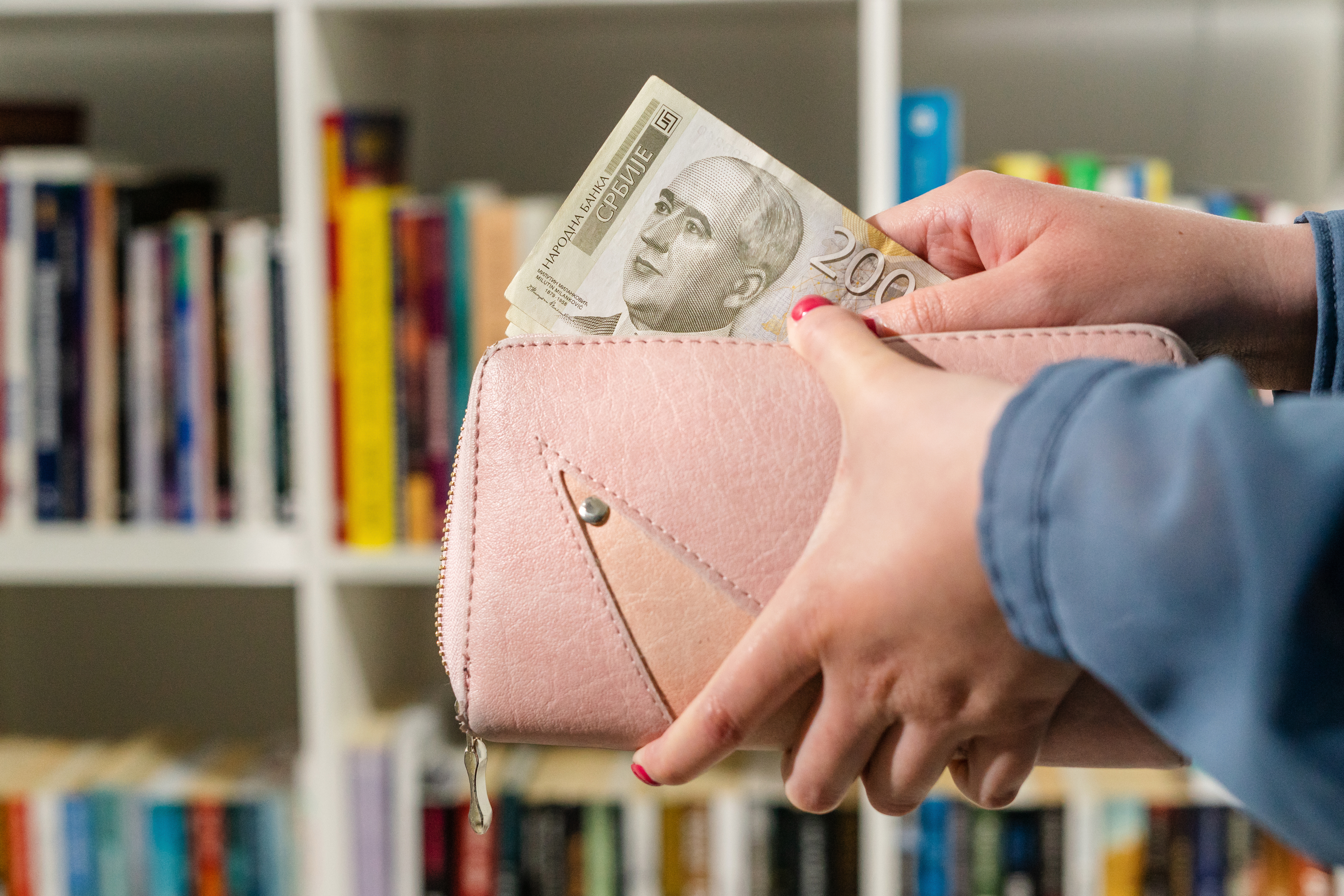 Close,Up,On,Serbian,Dinar,Rsd,Money,Banknotes,In,Hand