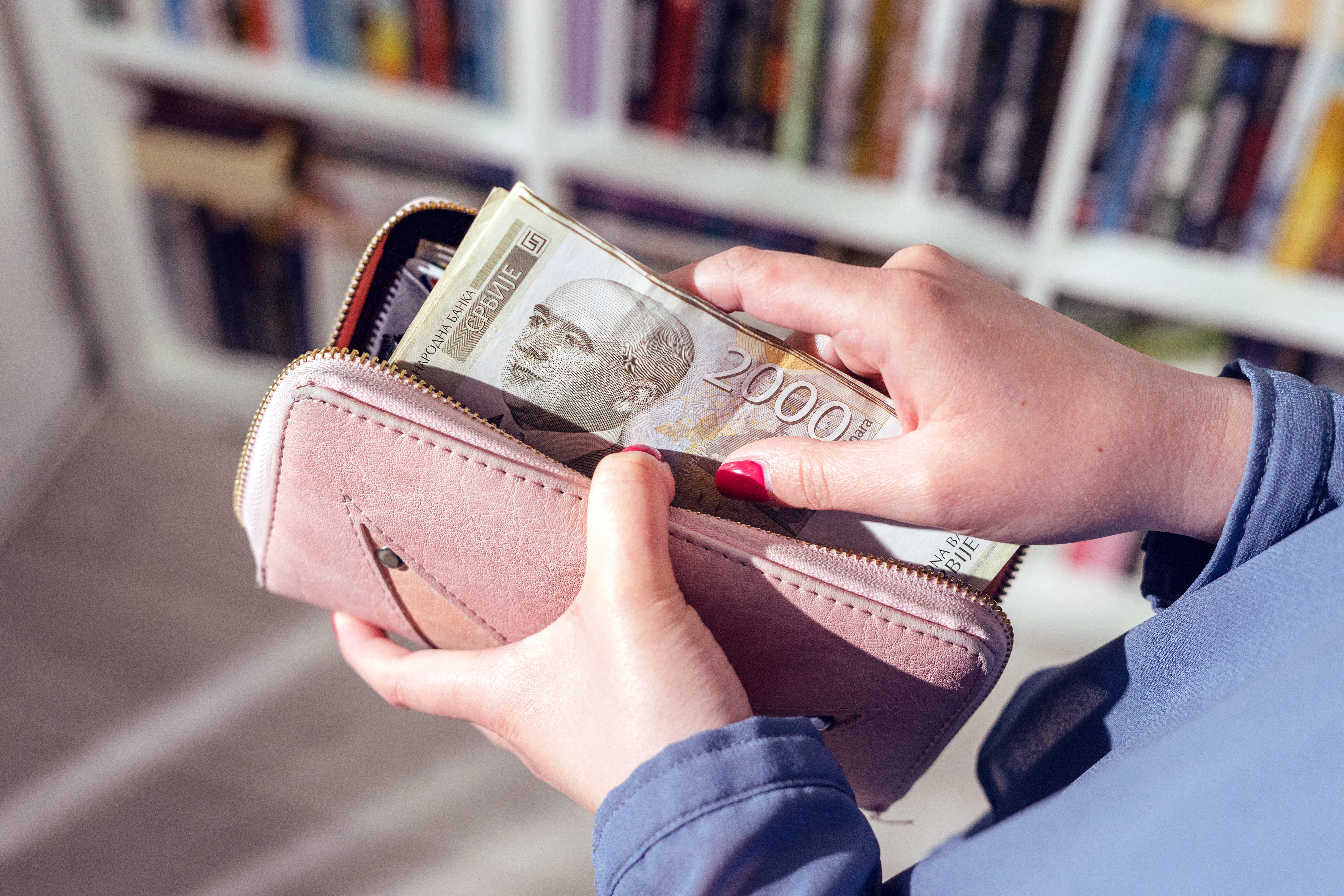 Close,Up,On,Serbian,Dinar,Rsd,Money,Banknotes,In,Hand