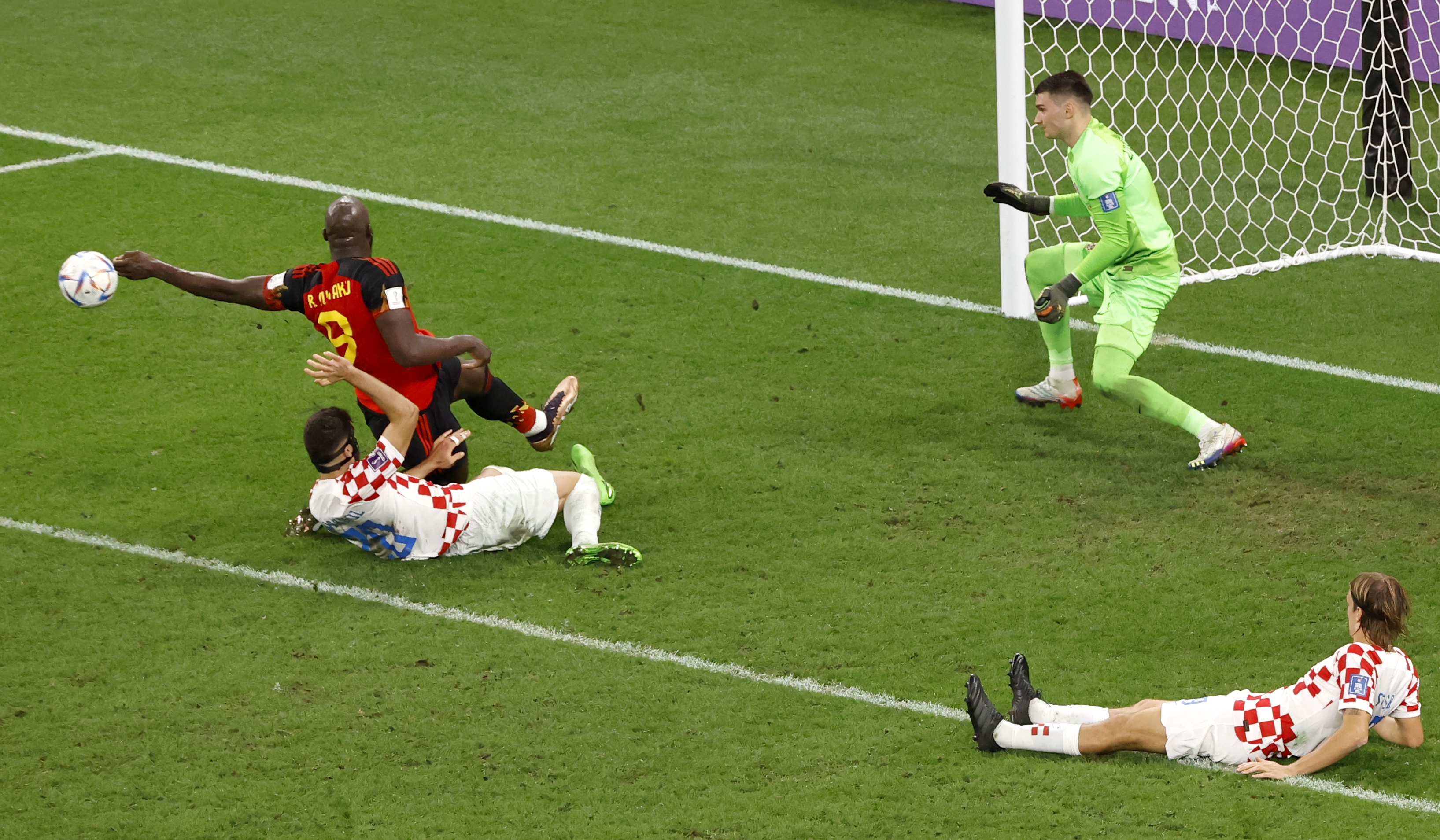 epa10342040 Romelu Lukaku (L) of Belgium in action during the FIFA World Cup 2022 group F soccer match between Croatia and Belgium at Ahmad bin Ali Stadium in Doha, Qatar, 01 December 2022.  EPA-EFE/Rolex dela Pena