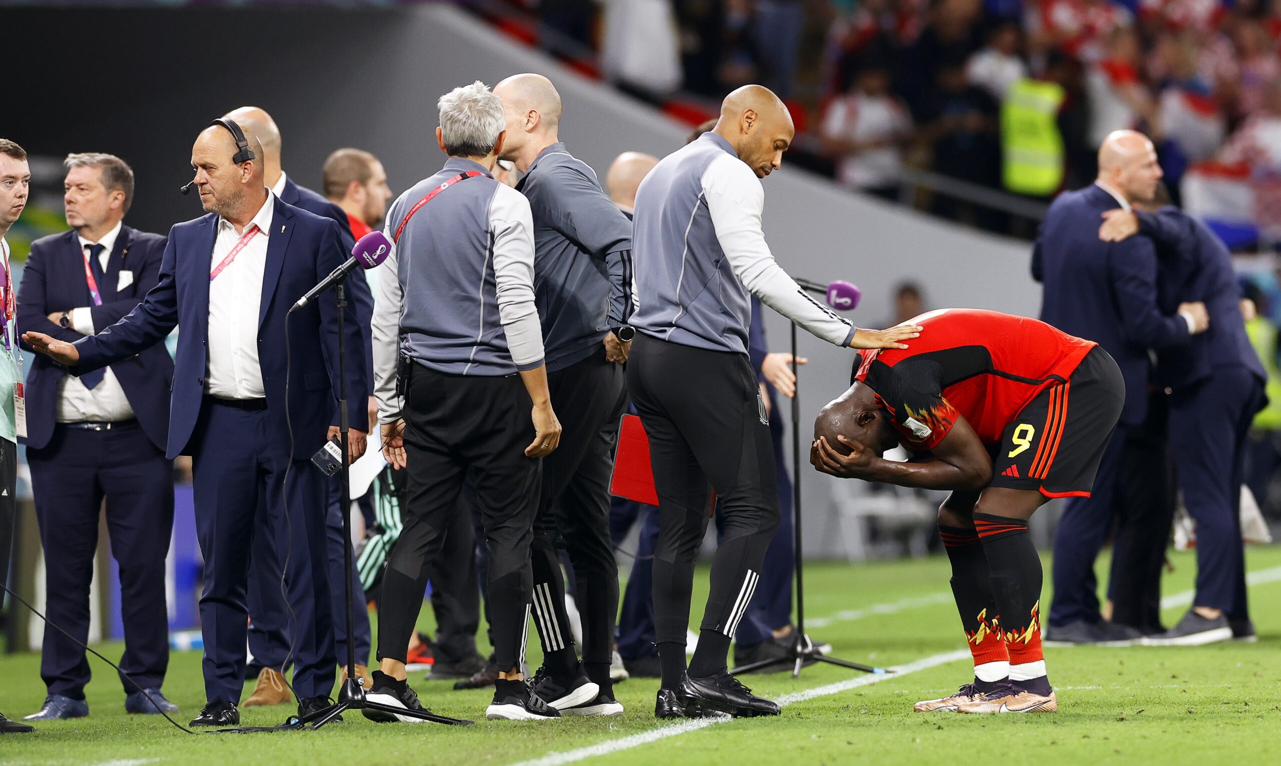 epa10342101 Belgium's assistant coach Thierry Henry (2-R) comforts Romelu Lukaku (R) after the FIFA World Cup 2022 group F soccer match between Croatia and Belgium at Ahmad bin Ali Stadium in Doha, Qatar, 01 December 2022.  EPA-EFE/Rungroj Yongrit