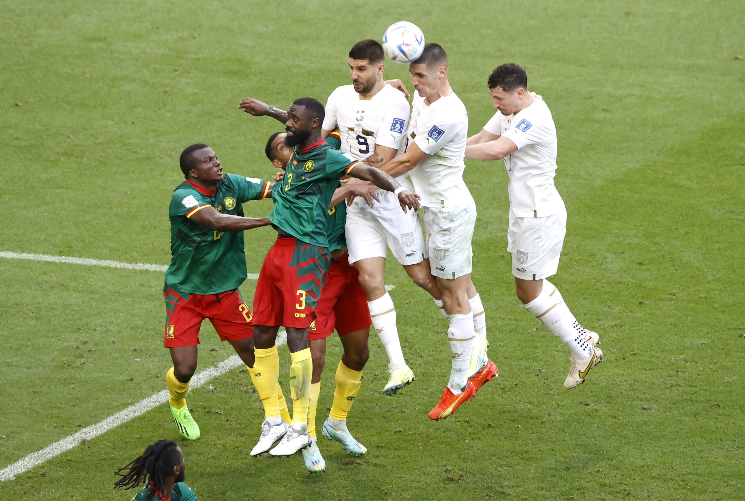 epa10333940 Players of Cameroon (L) and Serbia in action during the FIFA World Cup 2022 group G soccer match between Cameroon and Serbia at Al Janoub Stadium in Al Wakrah, Qatar, 28 November 2022.  EPA-EFE/Rolex dela Pena