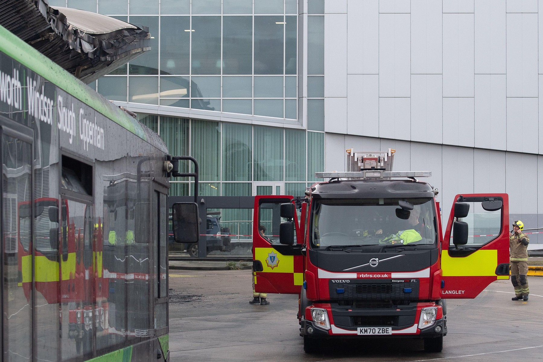 Slough, Berkshire, UK. 29th October, 2022. A huge fire broke out at Slough Bus Station in the early hours this morning. Firefighters from the Royal Berkshire Fire and Rescue Service were called to the blaze across the whole roof of Slough bus station. At