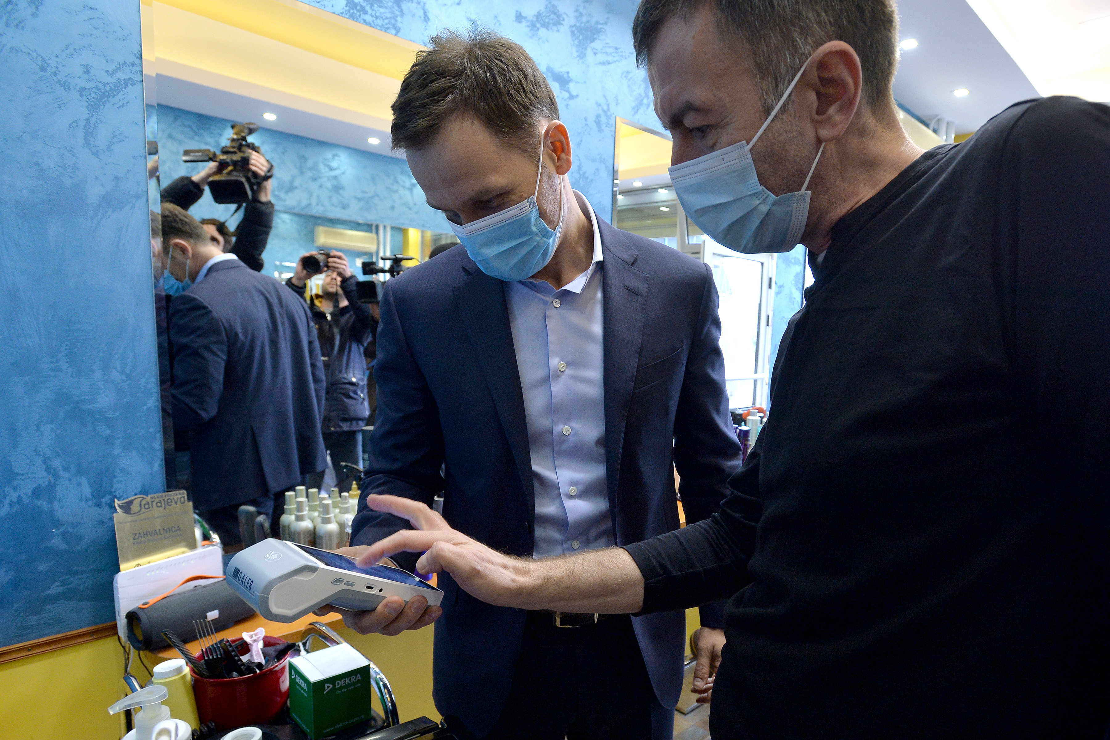 Beograd, 9. marta 2022.- Ministar finansija Sinisa Mali posetio je frizerski salon Master Class, koji je presao na novi model e-fiskalizacije. Direktor frizerskog salona Master Class Dusan Licina tokom poste salonu. FOTO TANJUG/ ZORAN ZESTIC/ bg