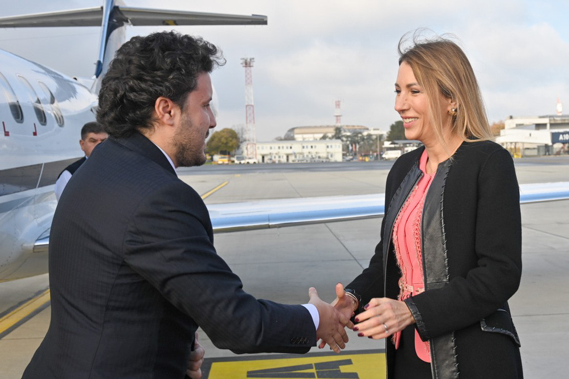 Beograd, 17. novembra 2022 - Ministarka rudarstva i energetike Dubravka Djedovic docekala je danas na beogradskom aerodromu "Nikola Tesla" predsednika Vlade Crne Gore Dritana Abazovica. FOTO TANJUG/ MRE/ ZORAN PETROVIC/bs
