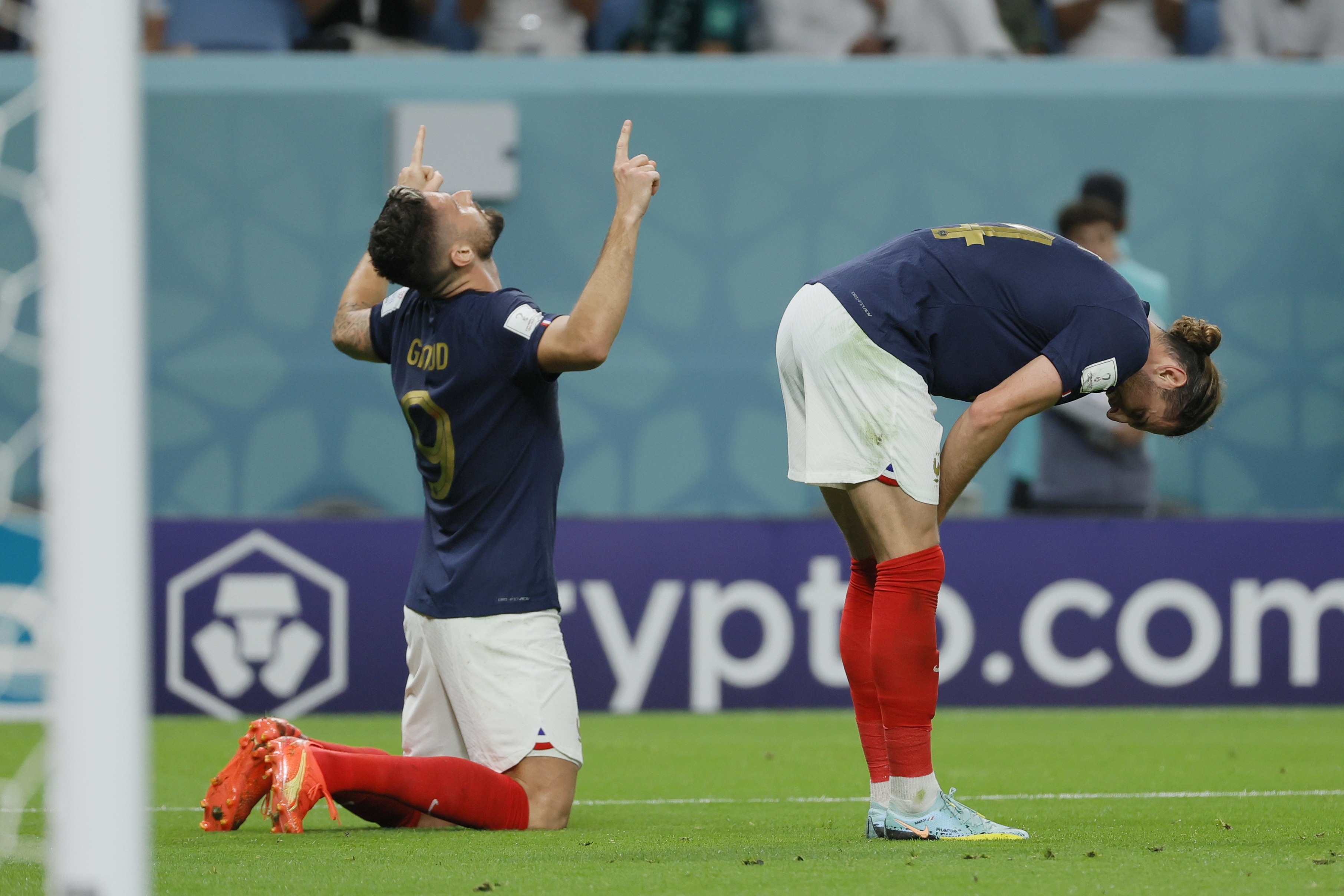 epa10321286 Olivier Giroud of France (L) celebrates after scoring the 2-1 goal during the FIFA World Cup 2022 group D soccer match between France and Australia at Al Janoub Stadium in Al Wakrah, Qatar, 22 November 2022.  EPA-EFE/Ronald Wittek