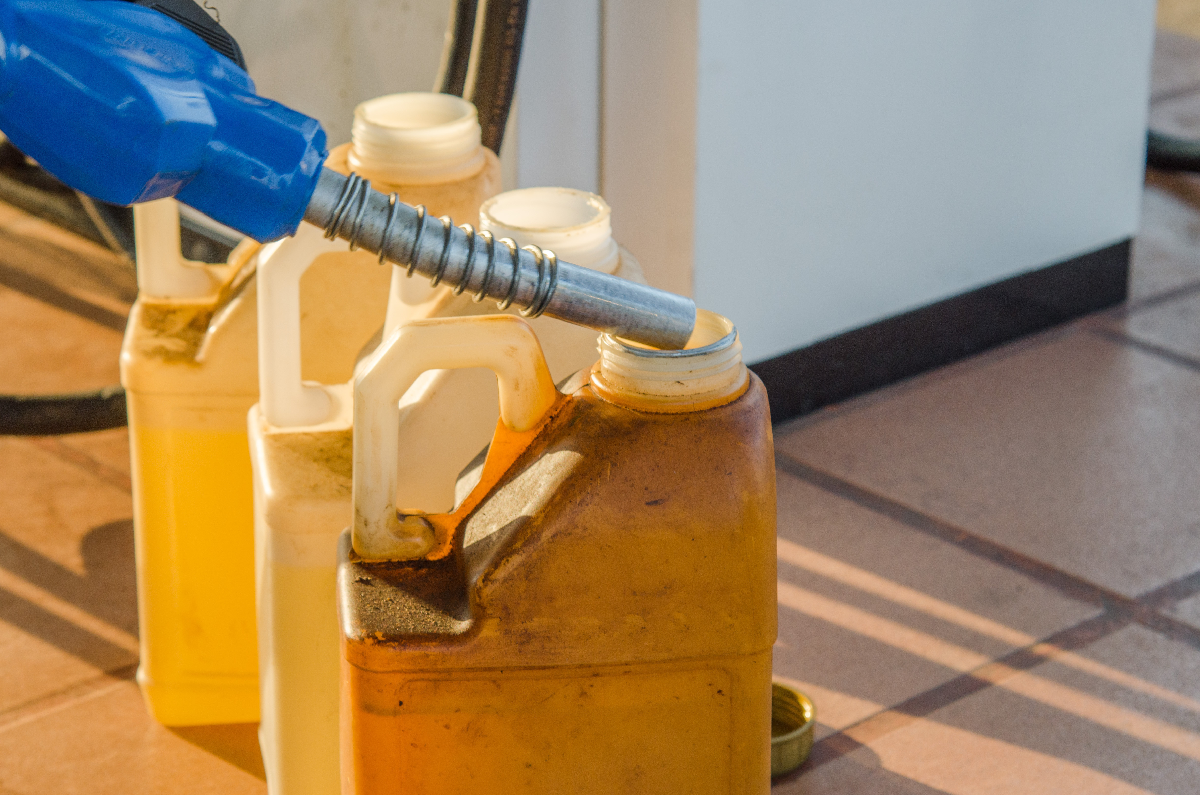 tošenje goriva u kanister