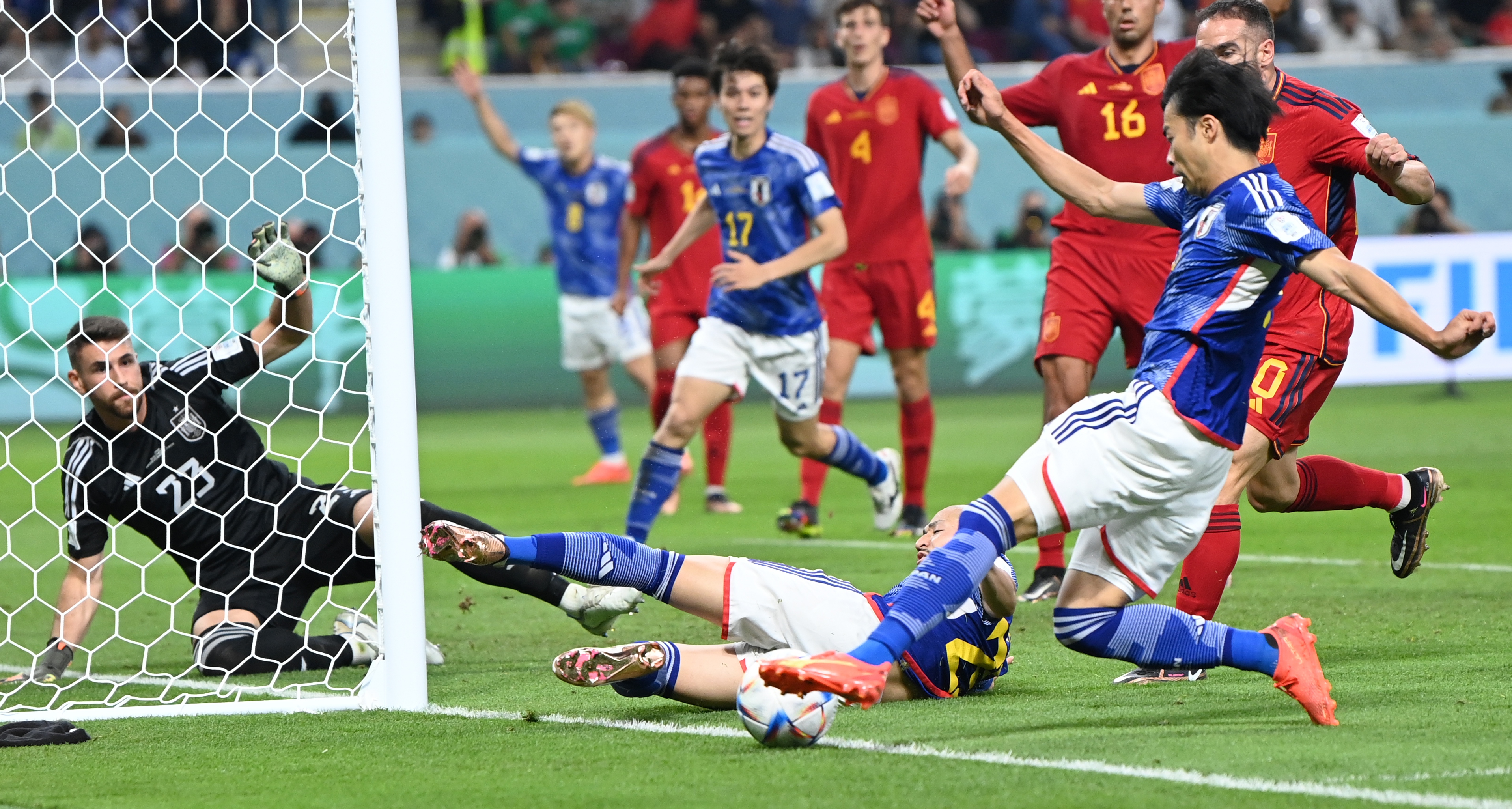 epa10343150 Kaoru Mitoma (front) of Japan crosses the ball which led to the the 2-1 goal during the FIFA World Cup 2022 group E soccer match between Japan and Spain at Khalifa International Stadium in Doha, Qatar, 01 December 2022.  EPA-EFE/Neil Hall
