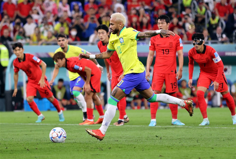 epa10350387 Neymar of Brazil scores the 2-0 by penalty 
during the FIFA World Cup 2022 round of 16 soccer match between Brazil and South Korea at Stadium 974 in Doha, Qatar, 05 December 2022.  EPA-EFE/Abedin Taherkenareh