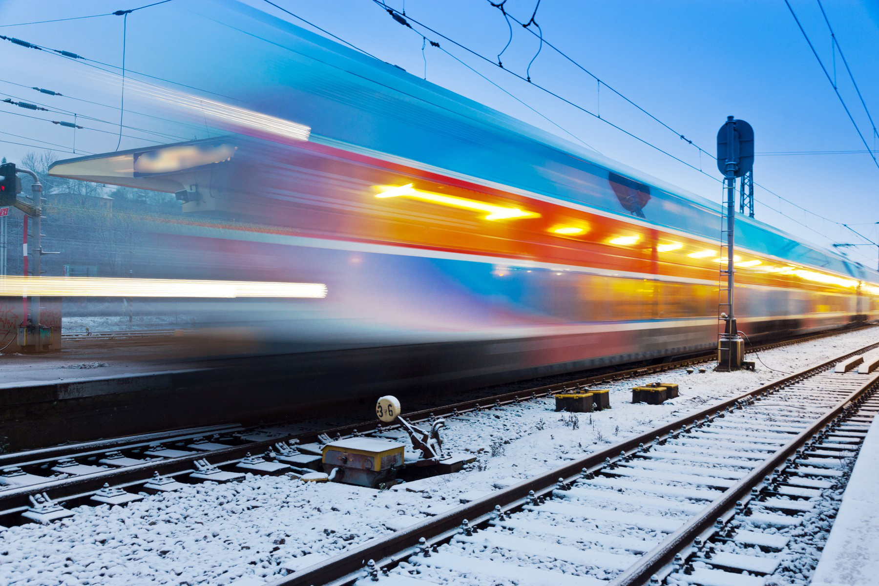 sine pruga zeleznica zimní ranní vlak, Nádraží Smíchov, Praha, Česká republika / winter morning train, Smichov railway station, Prague, Czech Republic
