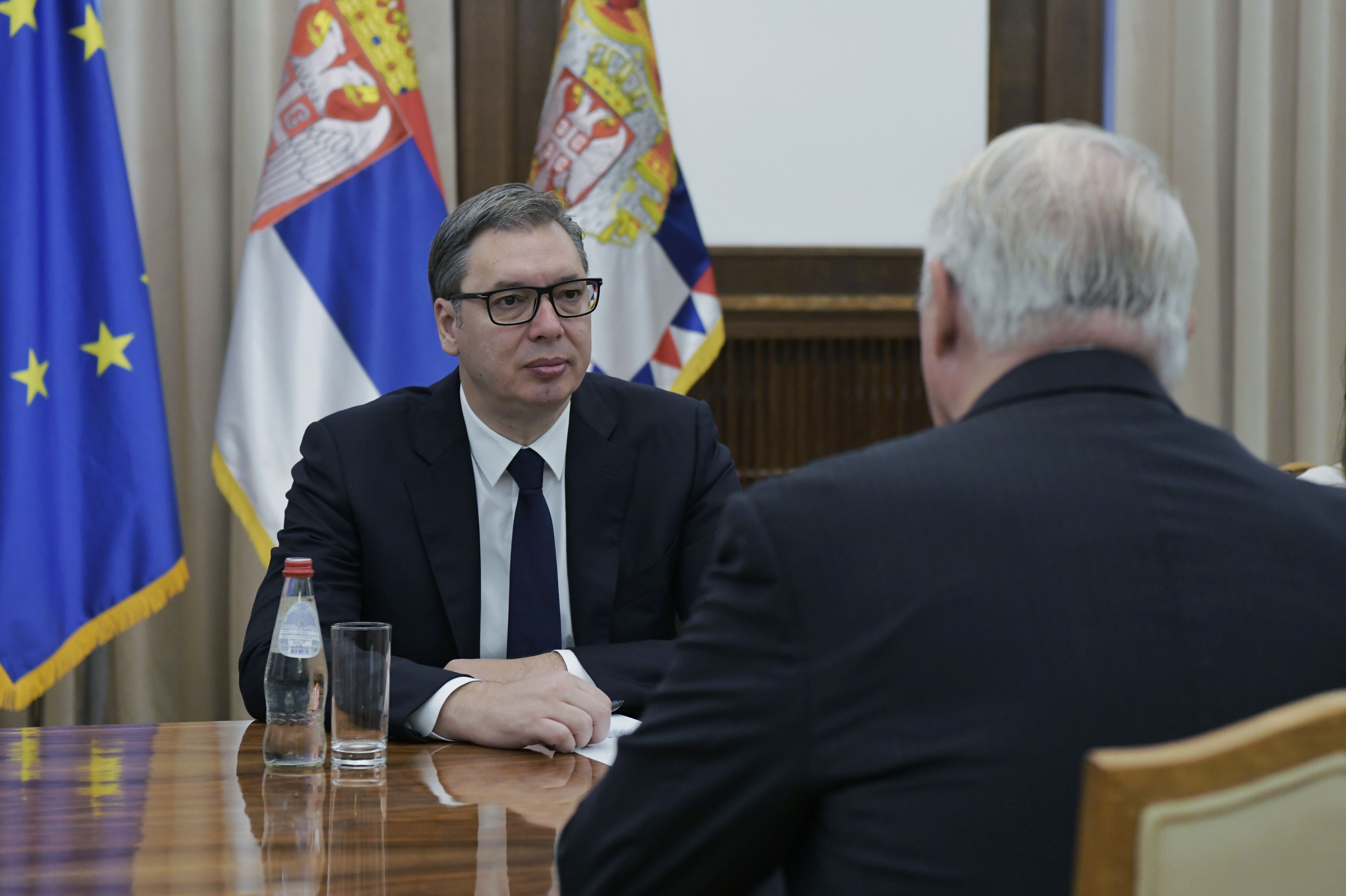 Beograd 23.08.2022. Aleksandar Vučić razgovara sa američkim ambasadorom u Srbiji, Kristoferom Hilom Foto: Goran Srdanov/Nova.rs