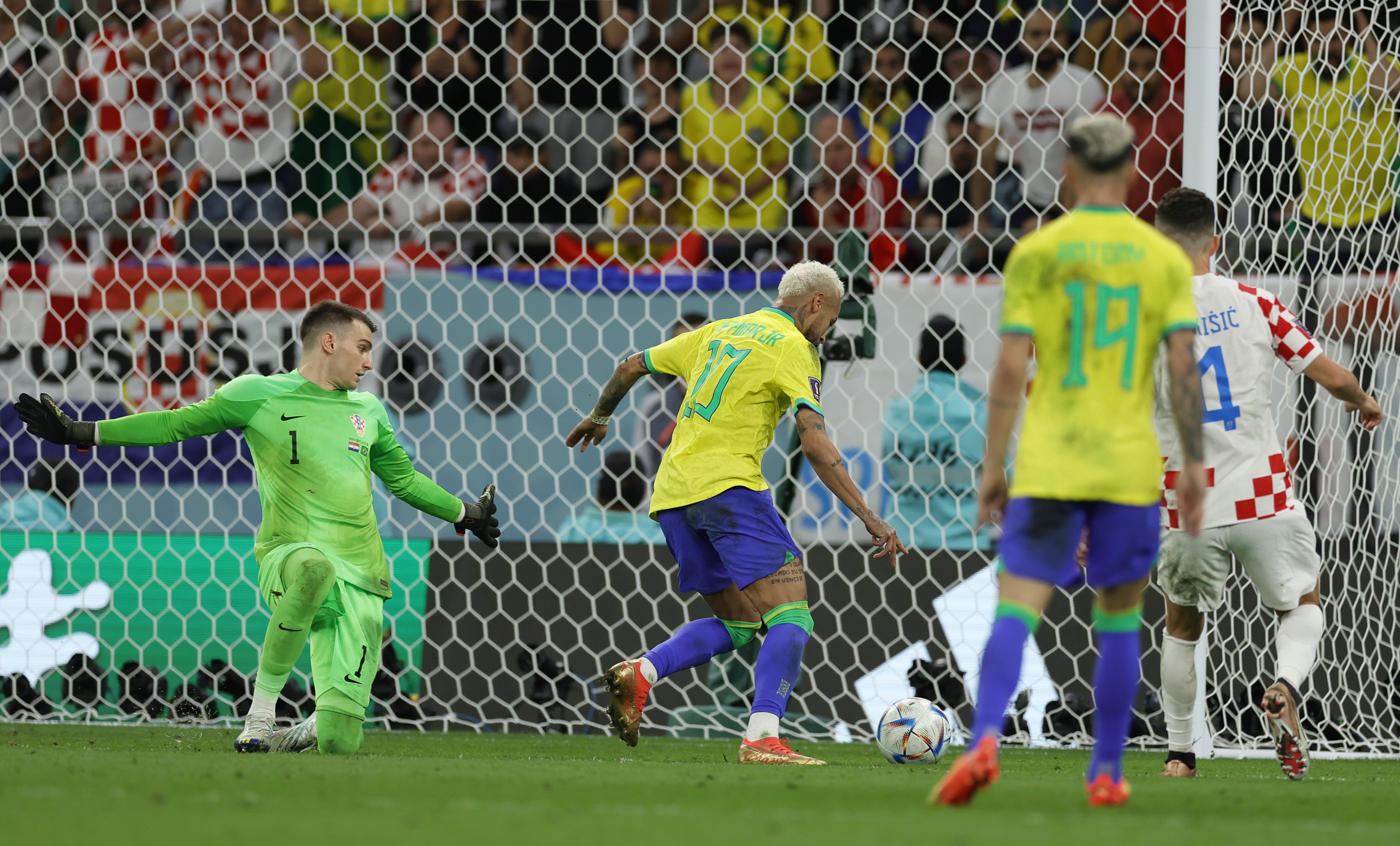epa10357381 Neymar (C) of Brazil scores the opening goal during the FIFA World Cup 2022 quarter final soccer match between Croatia and Brazil at Education City Stadium in Doha, Qatar, 09 December 2022.  EPA-EFE/Ronald Wittek