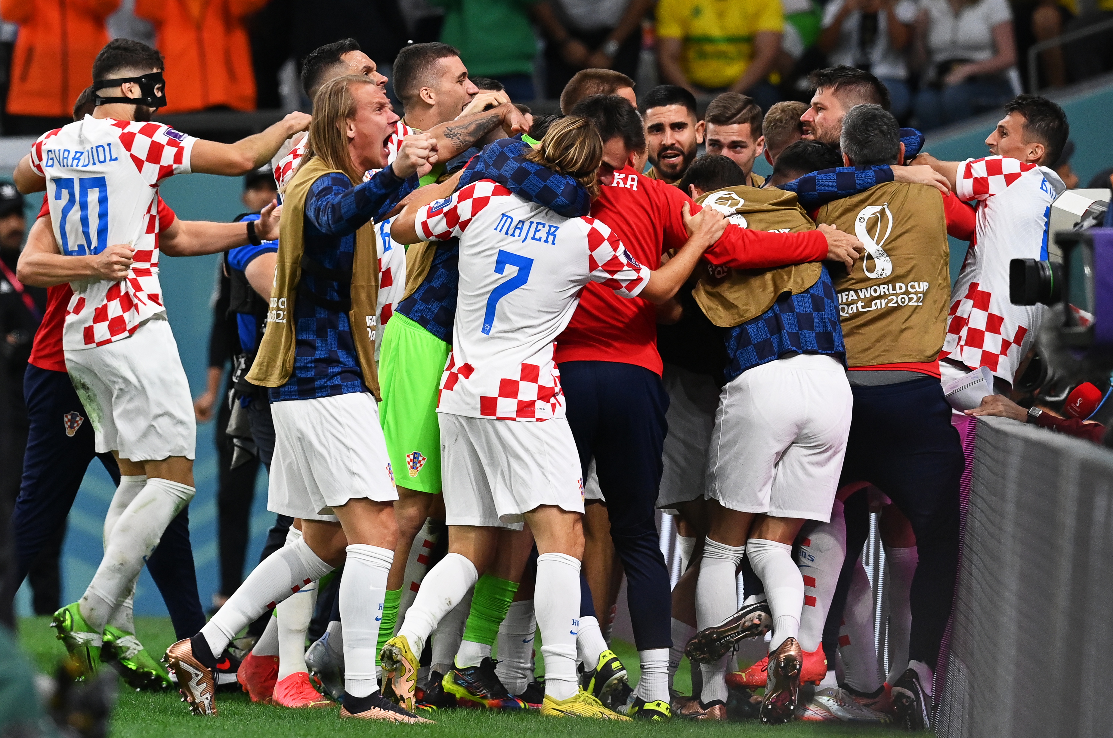 epa10357445 Players of Croatia celebrate their 1-1 equalizer during the FIFA World Cup 2022 quarter final soccer match between Croatia and Brazil at Education City Stadium in Doha, Qatar, 09 December 2022.  EPA-EFE/Georgi Licovski