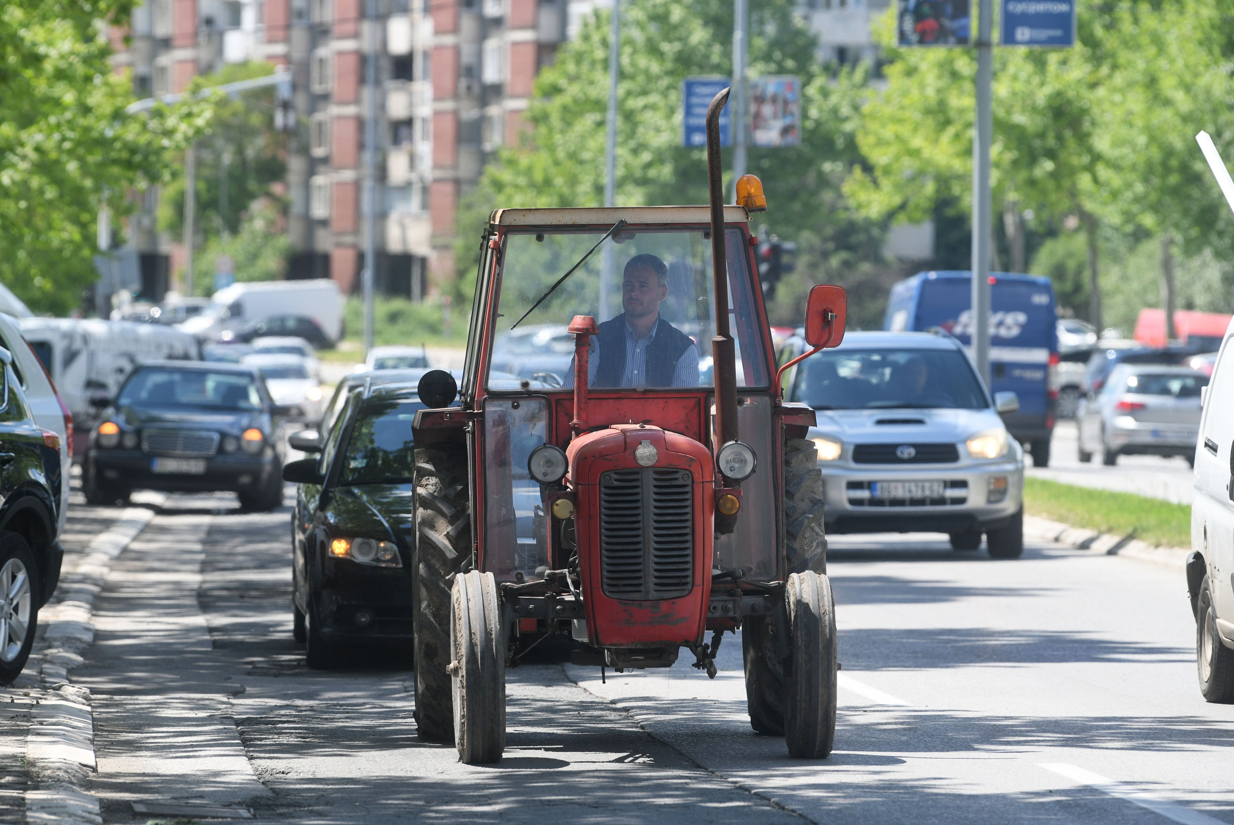 Miroslav Aleksić  Aleksić je ispred fabrike IMT u Zemunu došao na traktoru   Foto:Filip Krainčaniž/Nova.rs