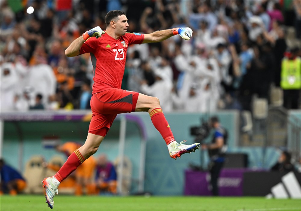 epa10358077 Goalkeeper Damian Martinez of Argentina celebrates the 2-0 lead during the FIFA World Cup 2022 quarter final soccer match between the Netherlands and Argentina at Lusail Stadium in Lusail, Qatar, 09 December 2022.  EPA-EFE/Noushad Thekkayil