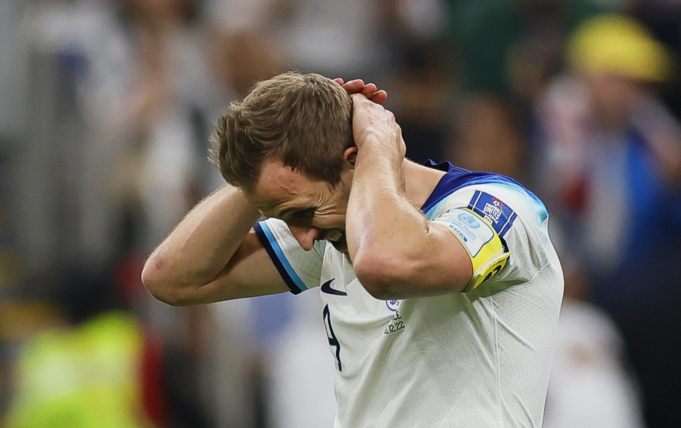 epaselect epa10360290 Harry Kane of England reacts after missing a penalty during the FIFA World Cup 2022 quarter final soccer match between England and France at Al Bayt Stadium in Al Khor, Qatar, 10 December 2022.  EPA-EFE/Ronald Wittek