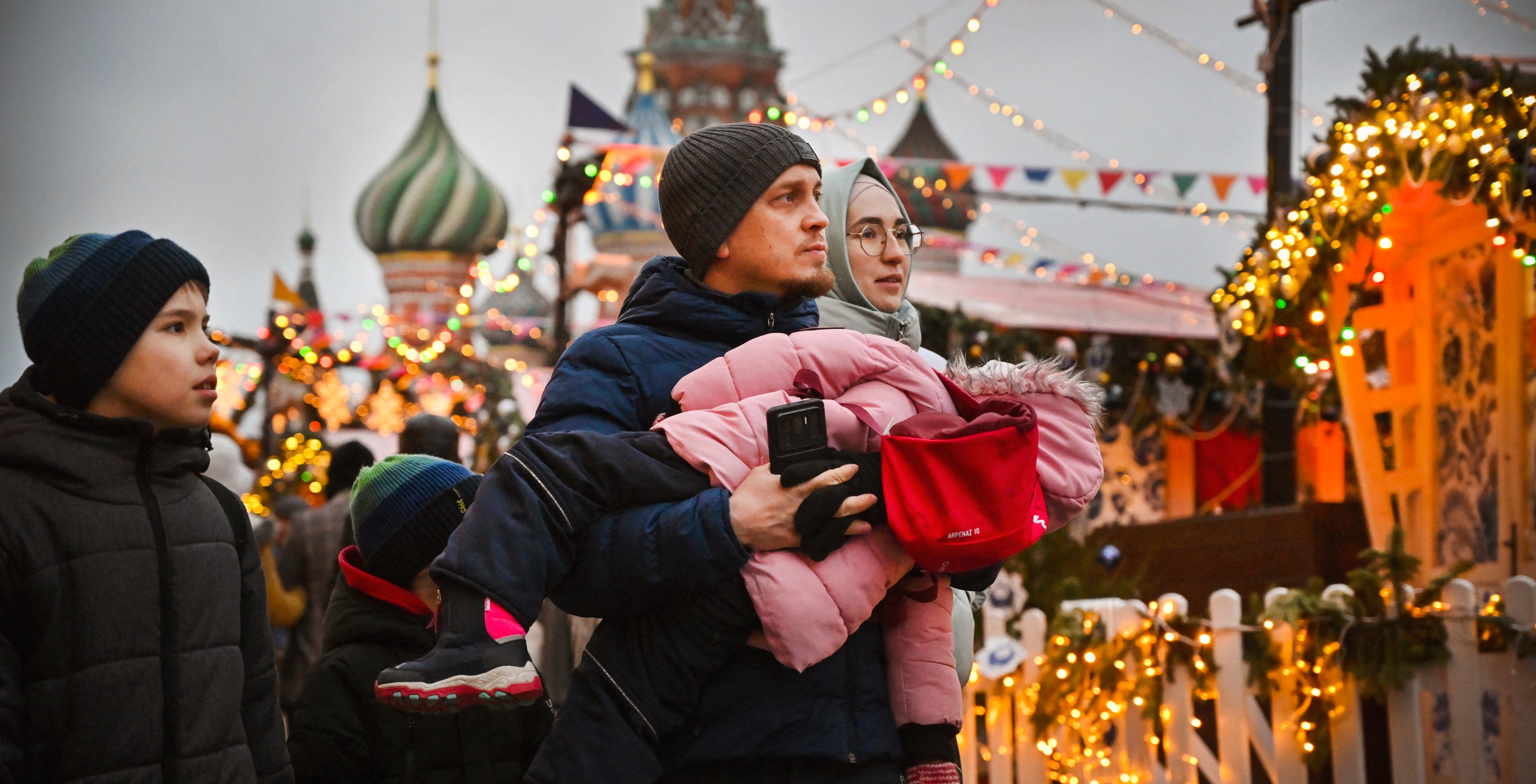 People walk along the Red Square in front of the St. Basil's Cathedral in Moscow on December 31, 2022.,Image: 747105760, License: Rights-managed, Restrictions: , Model Release: no, Credit line: Alexander NEMENOV / AFP / Profimedia
