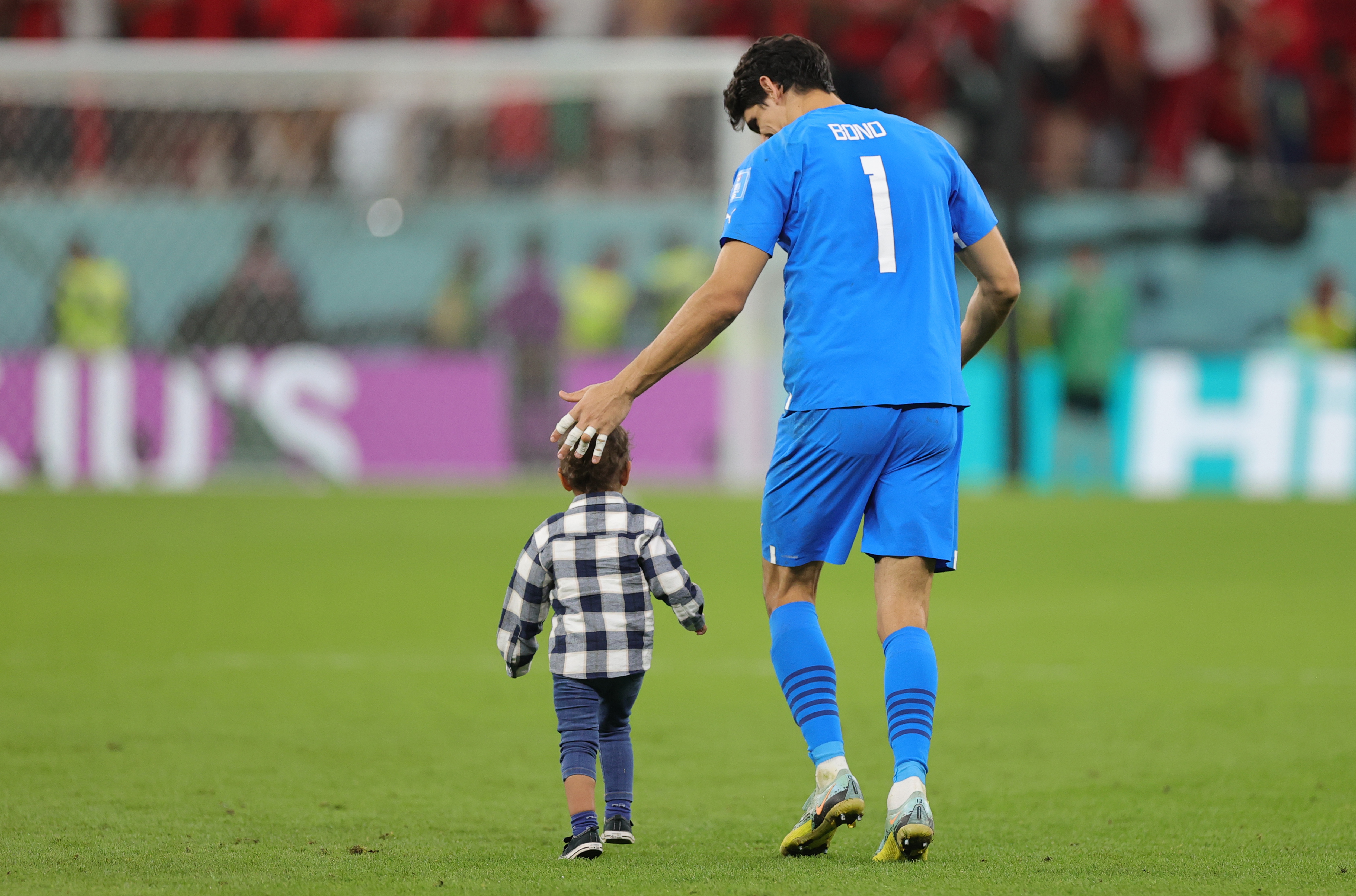 epaselect epa10359699 Goalkeeper Yassine Bounou of Morocco
with his son Isaac after the FIFA World Cup 2022 quarter final soccer match between Morocco and Portugal at Al Thumama Stadium in Doha, Qatar, 10 December 2022.  EPA-EFE/Friedemann Vogel