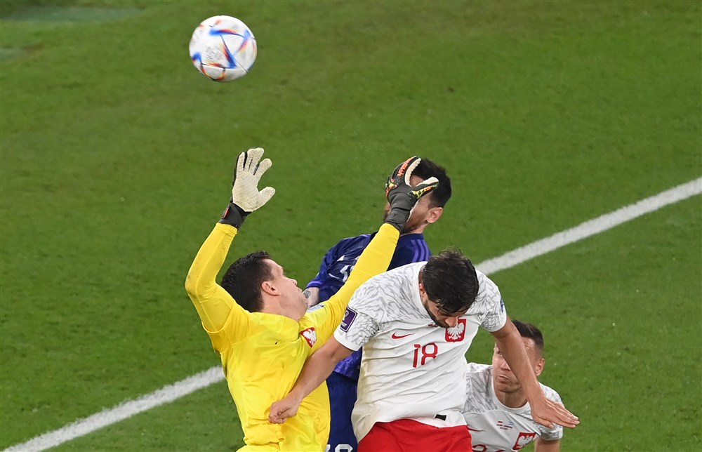 epa10339851 Goalkeeper Wojciech Szczesny of Poland in action against Lionel Messi of Argentina during the FIFA World Cup 2022 group C soccer match between Poland and Argentina at Stadium 947 in Doha, Qatar, 30 November 2022.  EPA-EFE/Georgi Licovski