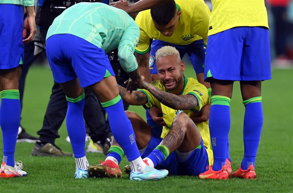 epa10357559 Neymar of Brazil reacts after losing the FIFA World Cup 2022 quarter final soccer match between Croatia and Brazil at Education City Stadium in Doha, Qatar, 09 December 2022.  EPA-EFE/Neil Hall