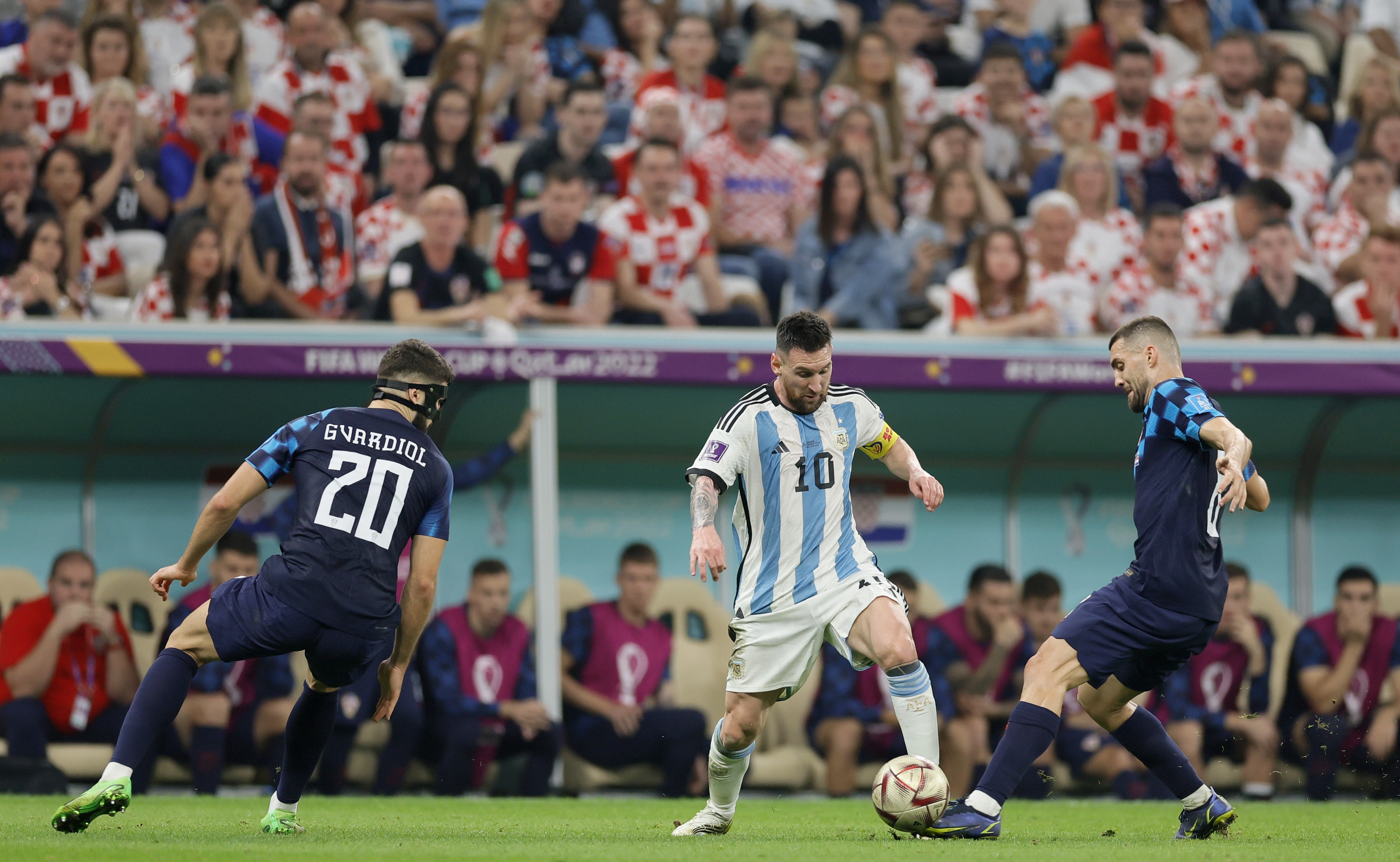 epa10364079 Lionel Messi (C) of Argentina in action during the FIFA World Cup 2022 semi final between Argentina and Croatia at Lusail Stadium in Lusail, Qatar, 13 December 2022.  EPA-EFE/Ronald Wittek
