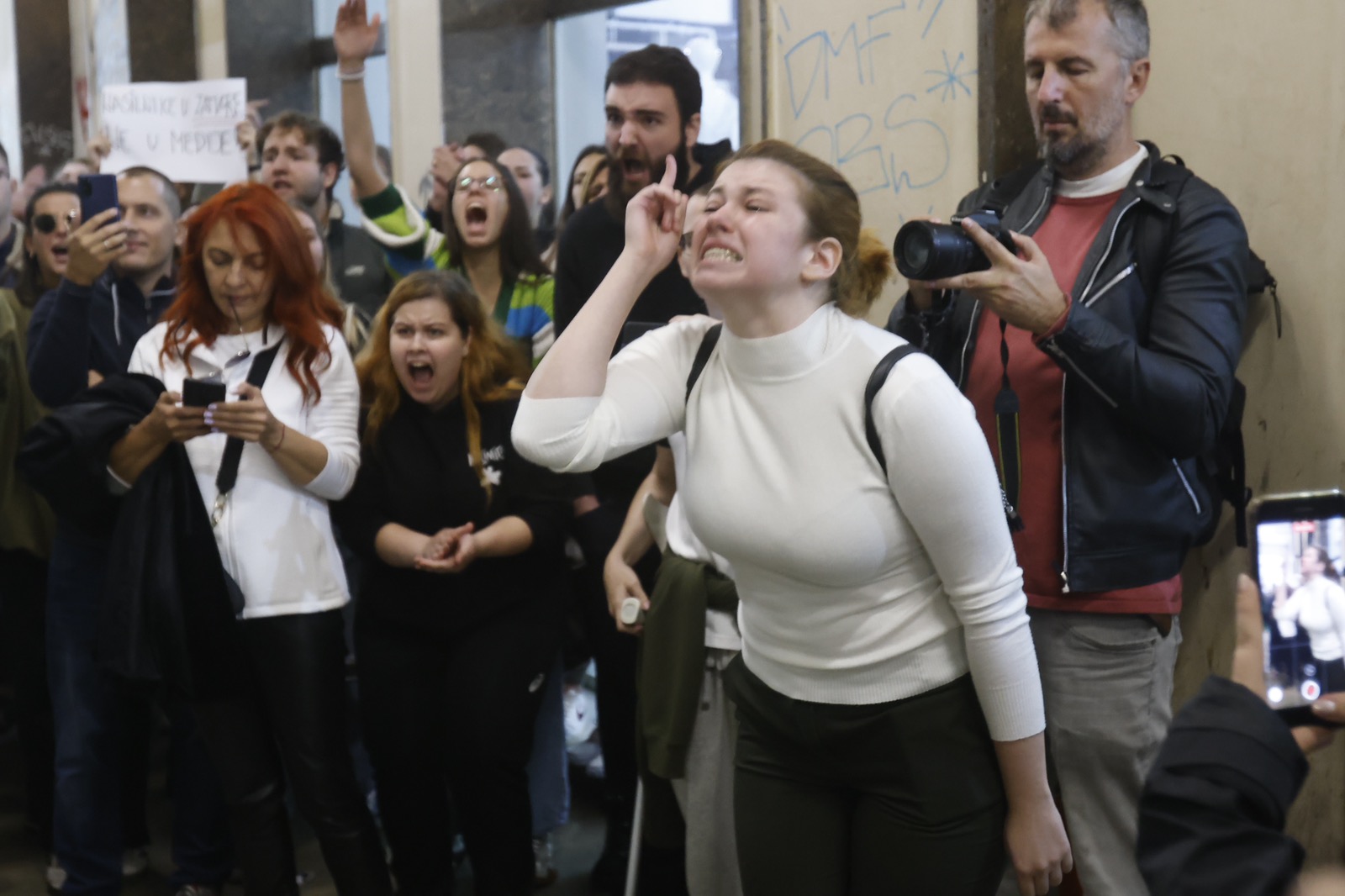 Beograd 28.09.2022. Protest ispred Informera, protest zbog intervjua sa silovateljem Igorom Miloševićem, Informer, zaustavljen saobraćaj, policija  Foto: Nemanja Jovanović/Nova.rs