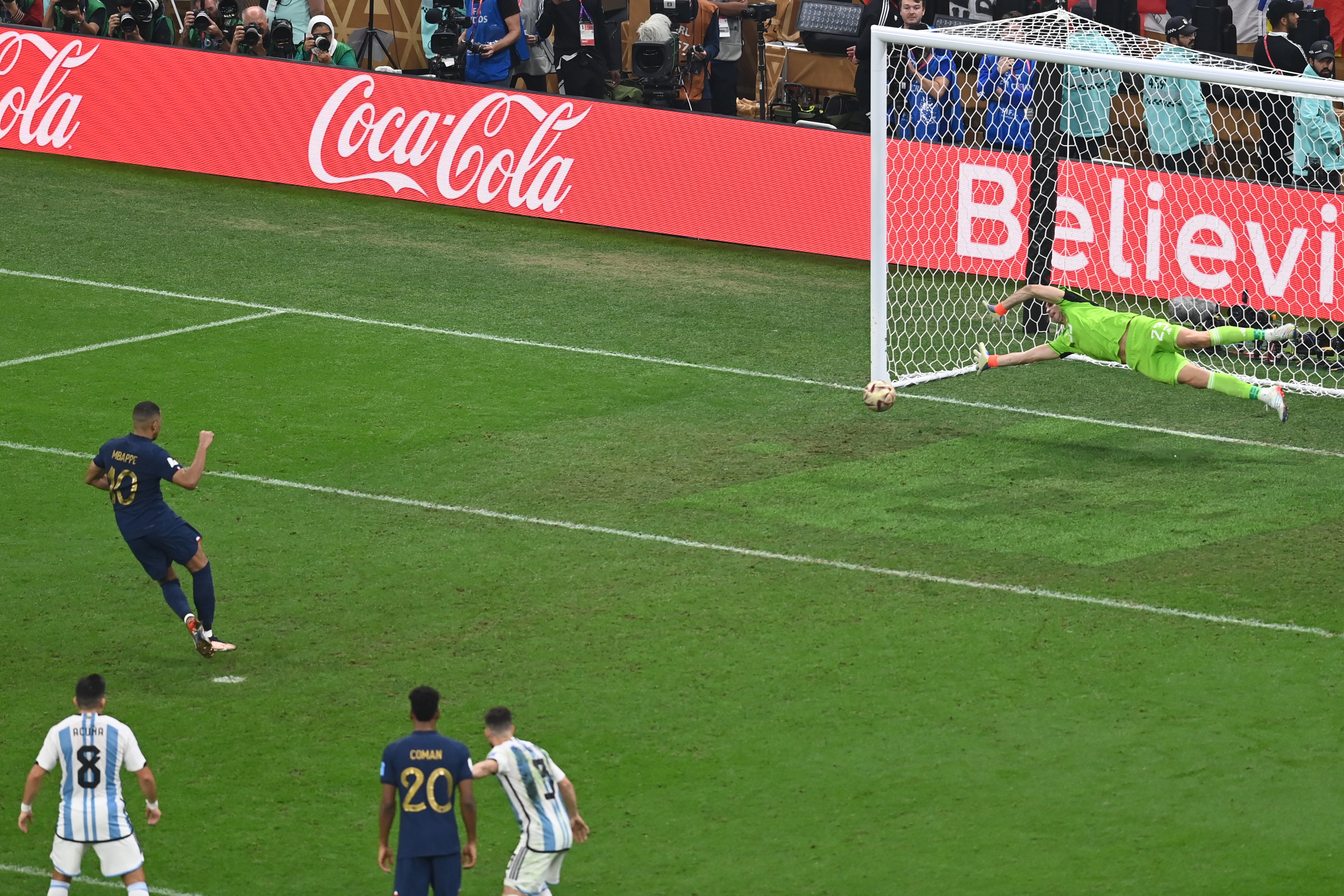 epa10372553 Kylian Mbappe (L) of France scores the 2-1 goal from the penalty spot during the FIFA World Cup 2022 Final between Argentina and France at Lusail stadium, Lusail, Qatar, 18 December 2022.  EPA-EFE/Georgi Licovski