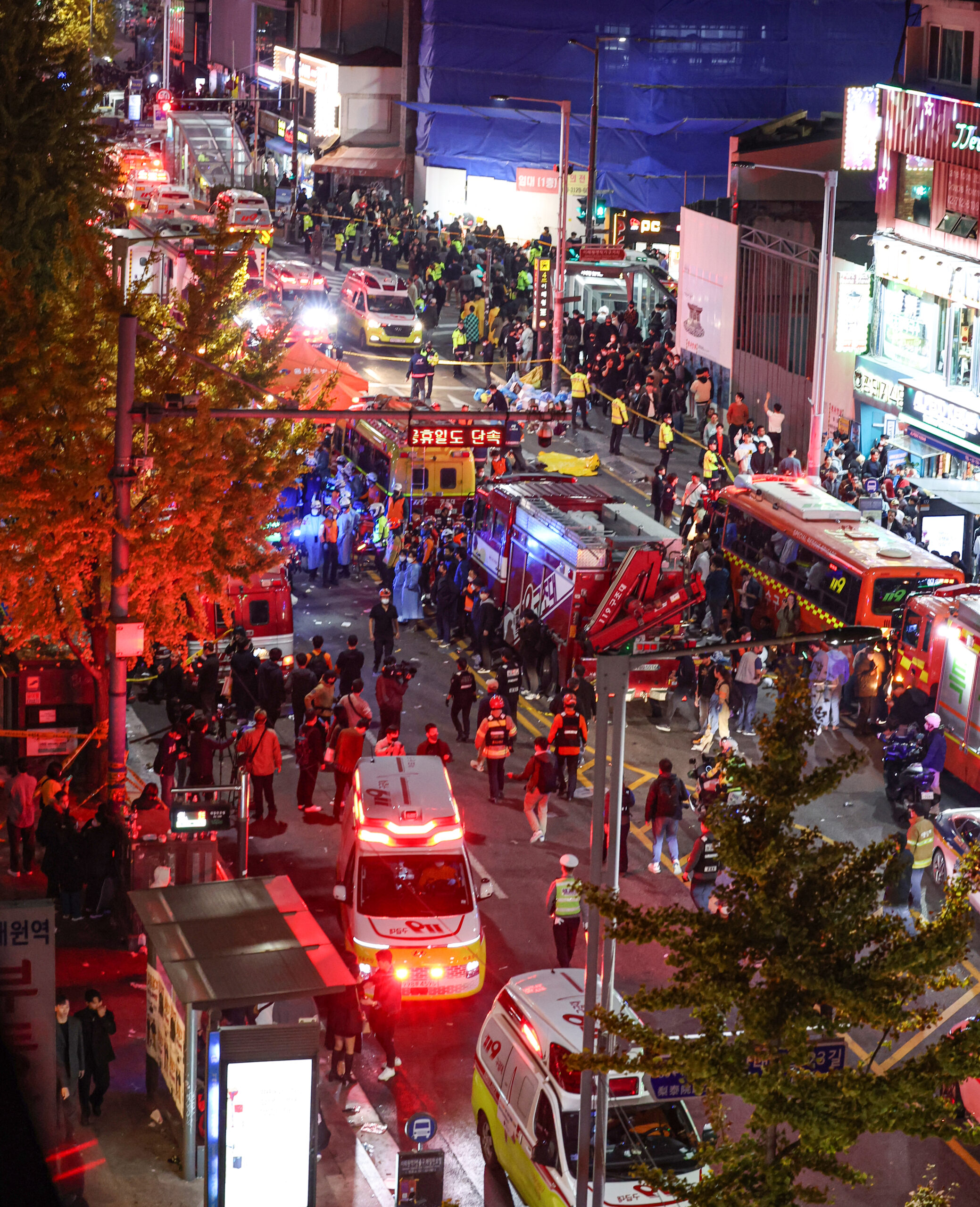 epa10273506 Rescuers move injured people on a street in Seoul's Itaewon area after about 50 people fell into cardiac arrest in a stampede during Halloween parties in Seoul, South KOrea, 29 October 2022.  EPA-EFE/YONHAP SOUTH KOREA OUT