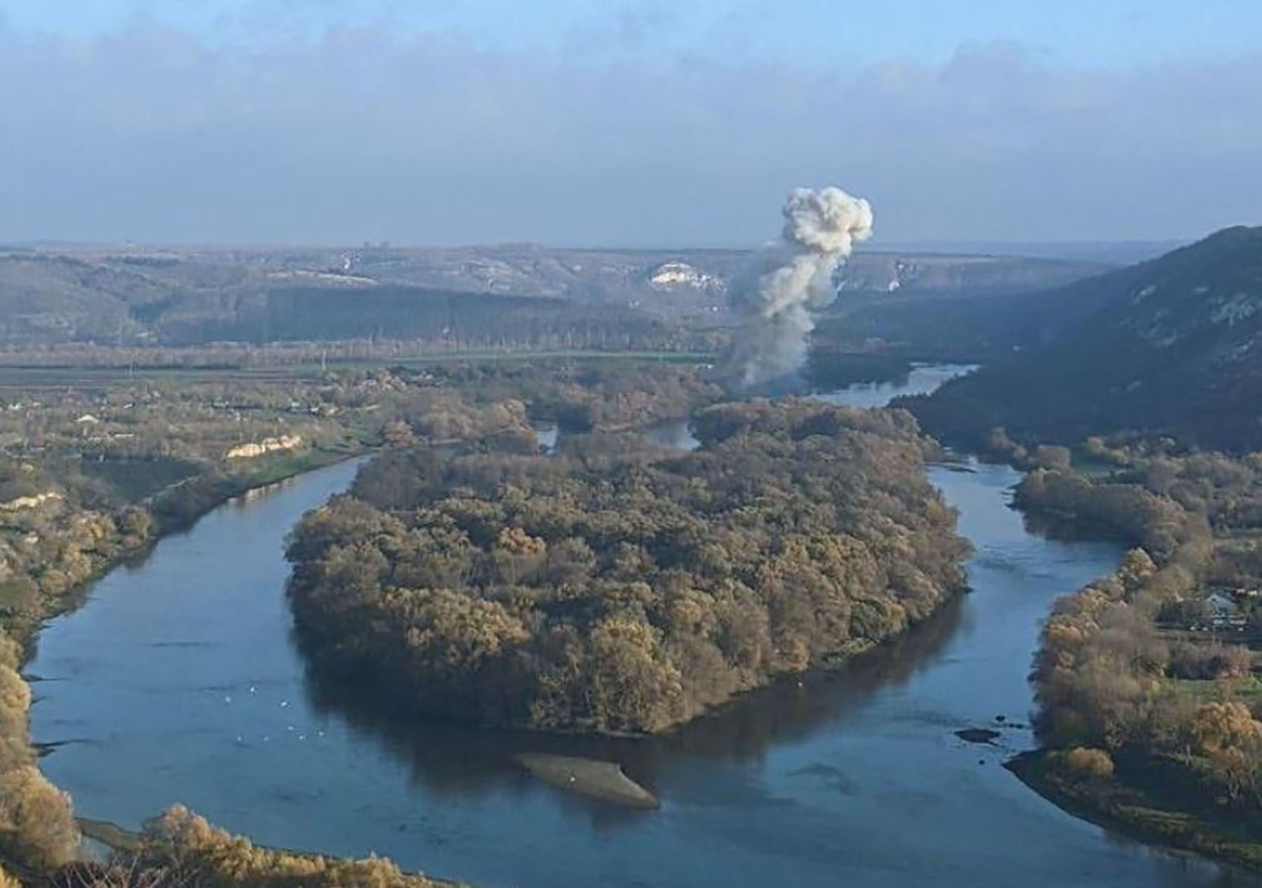 A Russian missile shot down by the Ukrainian anti-aircraft system fell in the northern end of the town of Naslavcea in Moldova, which is on the border with #Ukraine. Several houses were damaged but no victims were reported