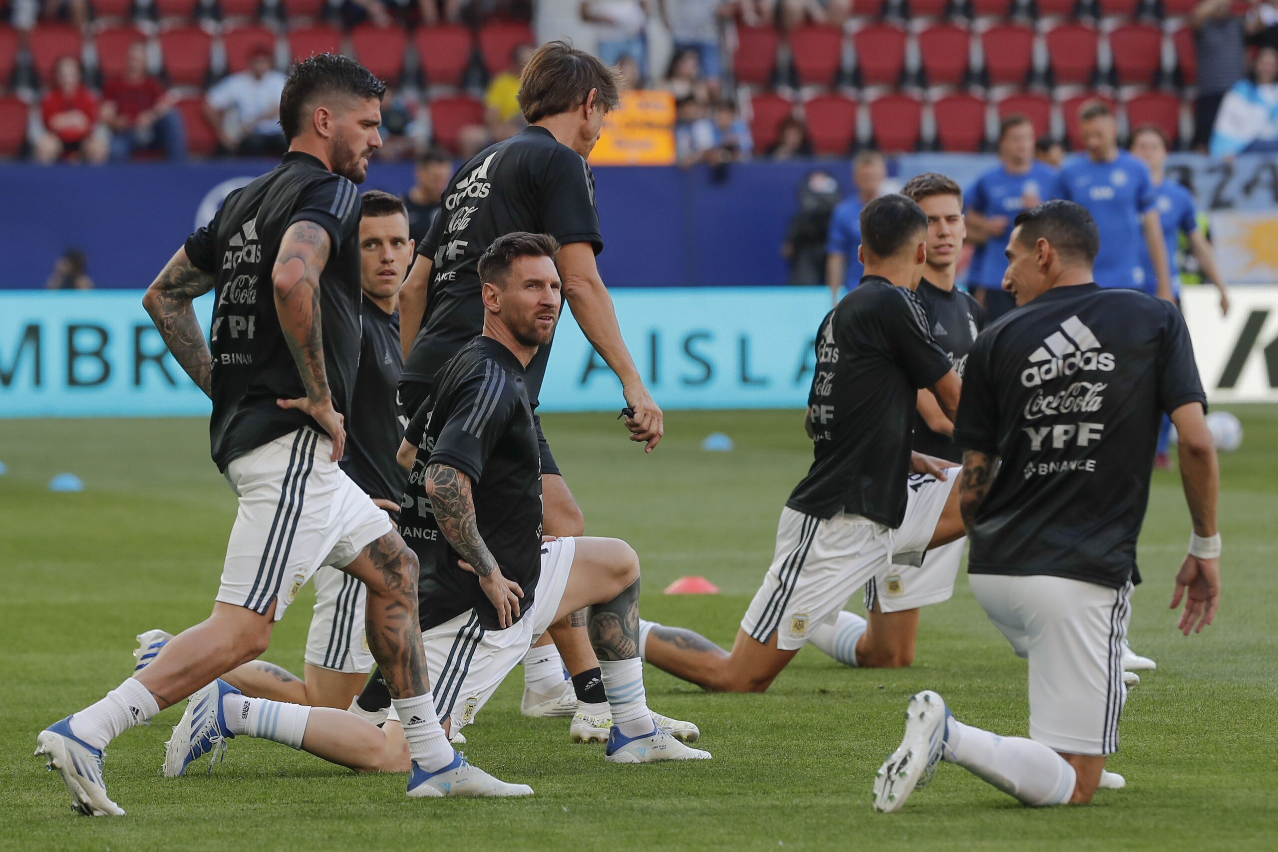 epa09997778 Argentina's Lionel Messi (C) and teammates warm up for the International Friendly soccer match between Argentina and Estonia at El Sadar stadium in Pamplona, Spain, 05 June 2022.  EPA-EFE/Villar Lopez