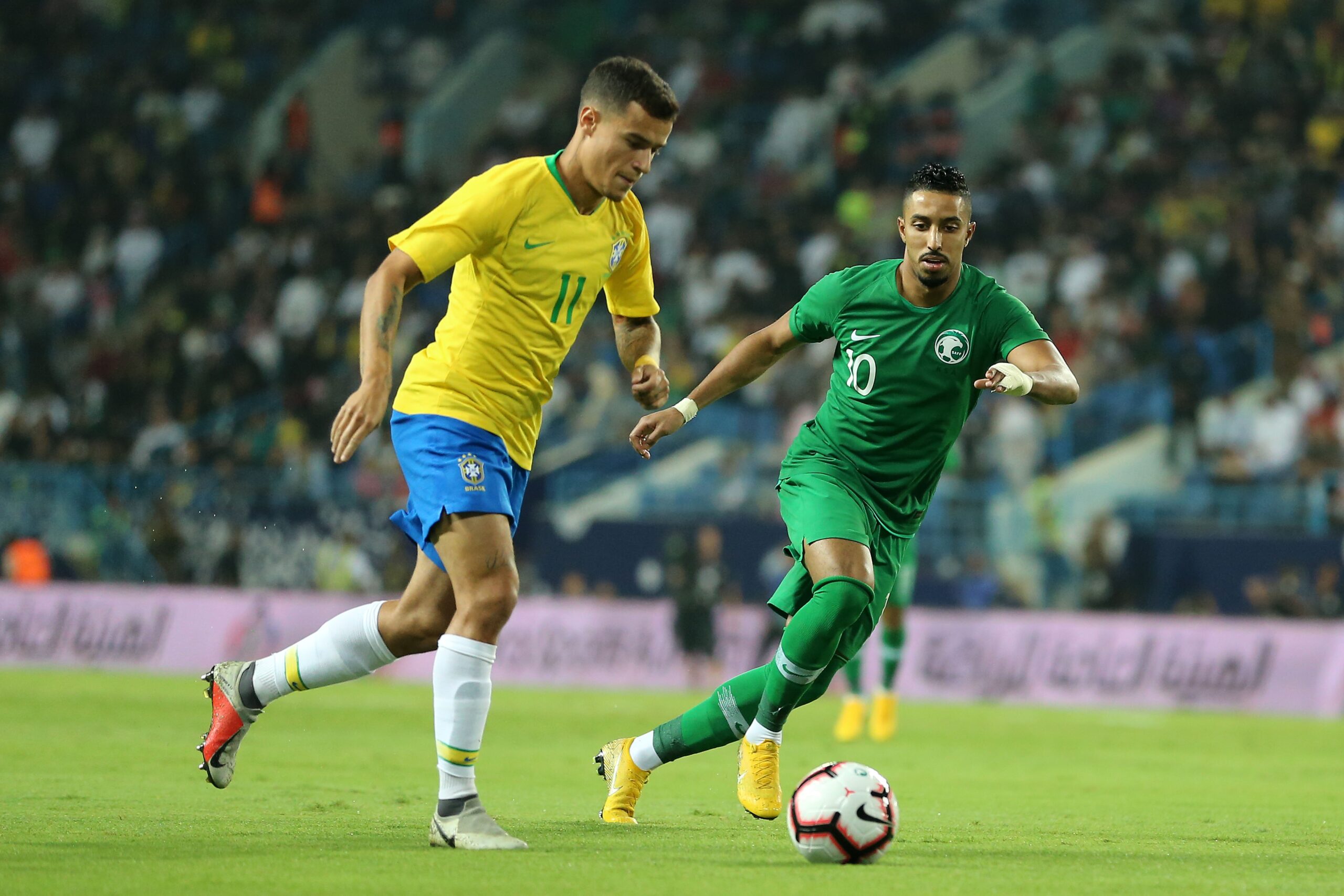 epa07089576 Brazilian Philippe Coutinho (L) fights for the ball against Saudi Arabia's Salem Al-Dawsari  during the friendly international soccer match between Saudi Arabia and Brazil, in Riyadh, Saudi Arabia, 12 October 2018.  EPA-EFE/AHMED YOSRI