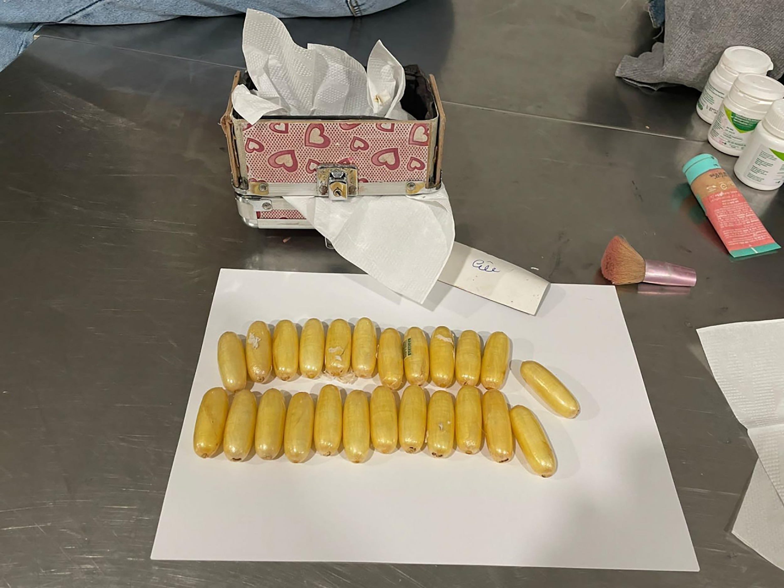 Ovo je transrodna Brazilka sa 117 kapsula s kokainom, sadržaj torbice odmah ju je odao