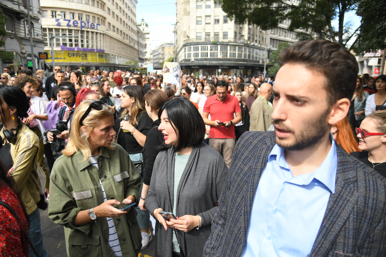 Beograd 01.10.2022. Mila Popović i Pavle Grbović. Protest žena, građana, gradjana ispred redakcije dnevnog lista, tabloida Informer Foto: Nemanja Jovanović/Nova.rs