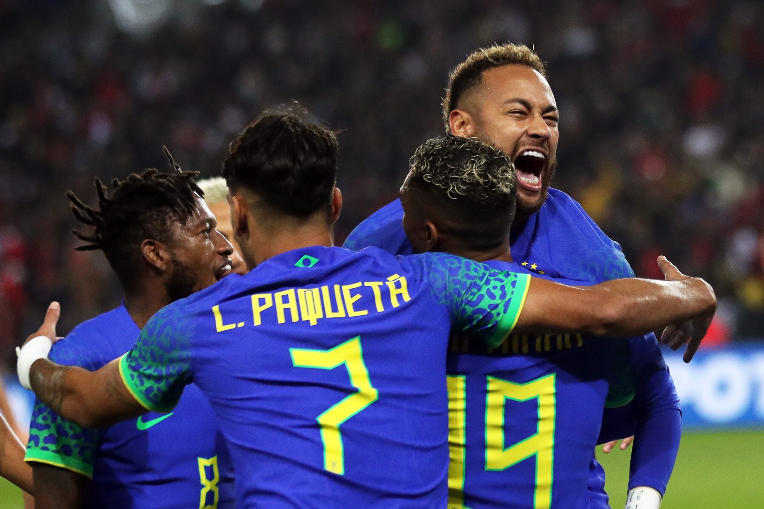 epa10210125 Neymar (R) of Brazil celebrates with teammates after scoring the 3-1 lead from the penalty spot during the International Friendly soccer match between Brazil and Tunisia in Paris, France, 27 September 2022.  EPA-EFE/MOHAMMED BADRA