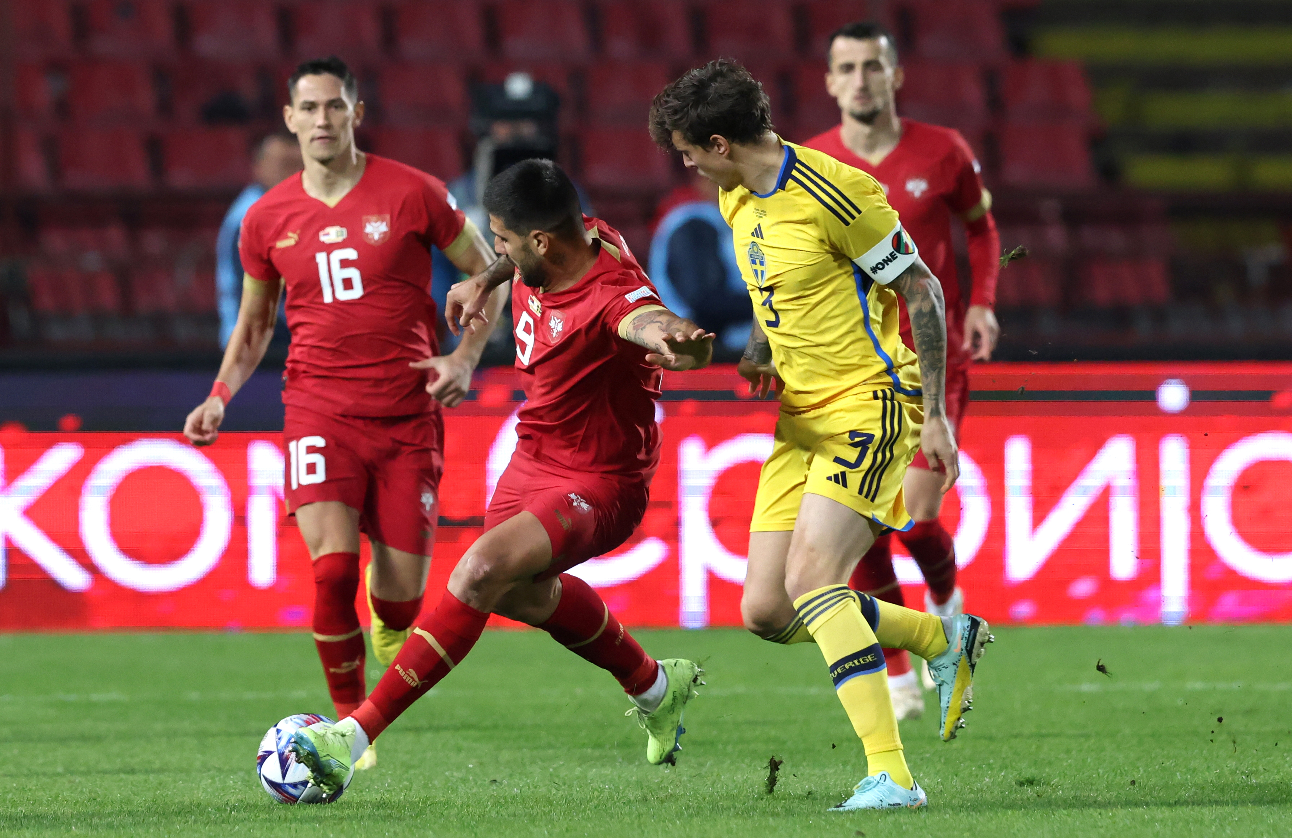 epa10204189 Serbia's Aleksandar Mitrovic (L) in action against Sweden's Victor Lindelof (R) during the UEFA Nations League soccer match between Serbia and Sweden in Belgrade, Serbia, 24 September 2022.  EPA-EFE/ANDREJ CUKIC
