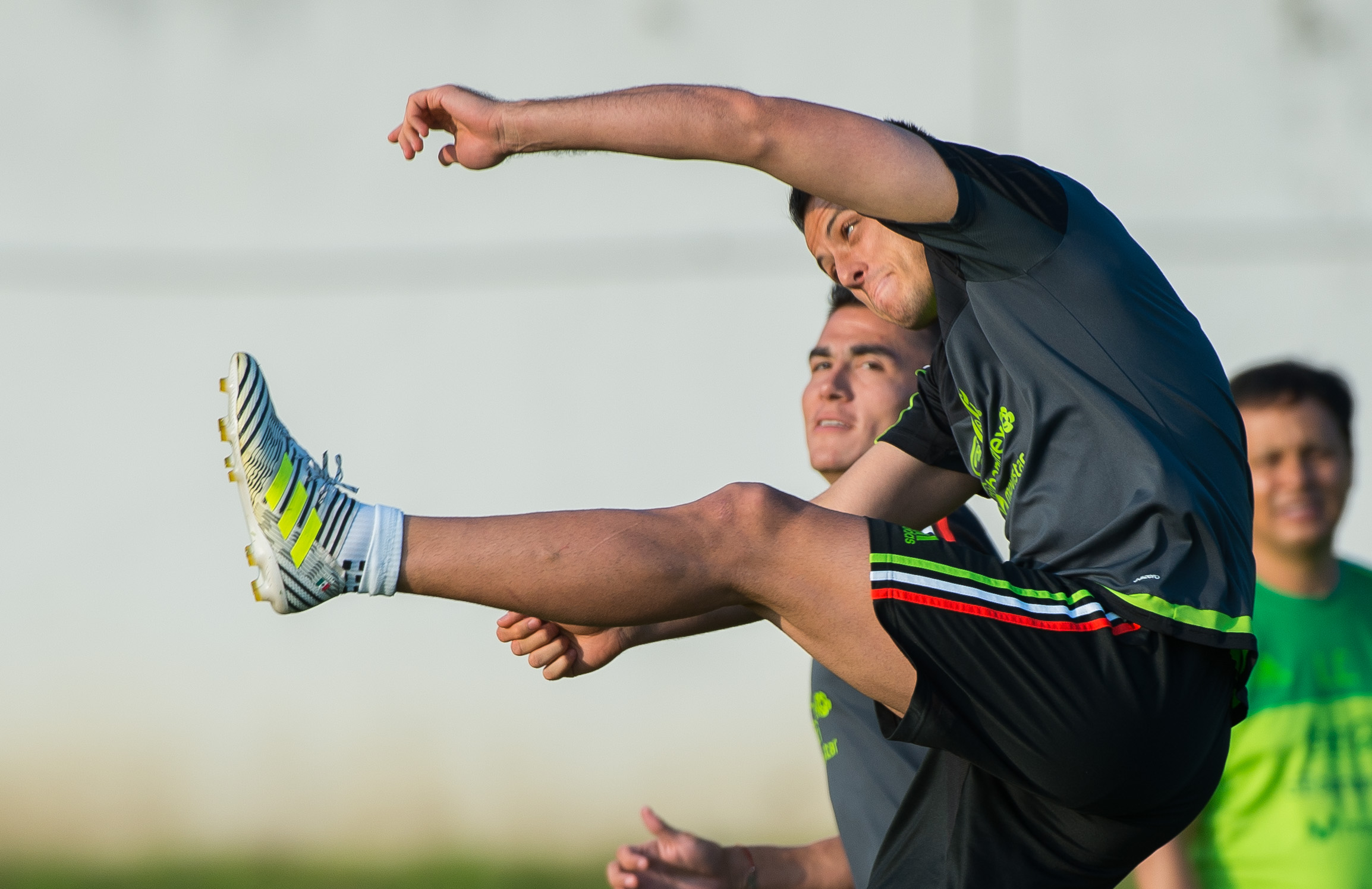 epa06054369 Mexico’s Javier Hernandez (Chicharito) in action during a training session held at the Adler Training site, Sochi, Russia, 28 June 2017. Mexico play Germany in the FIFA Confederations Cup semi final match on 29 June 2017.  EPA/PETER POWELL .