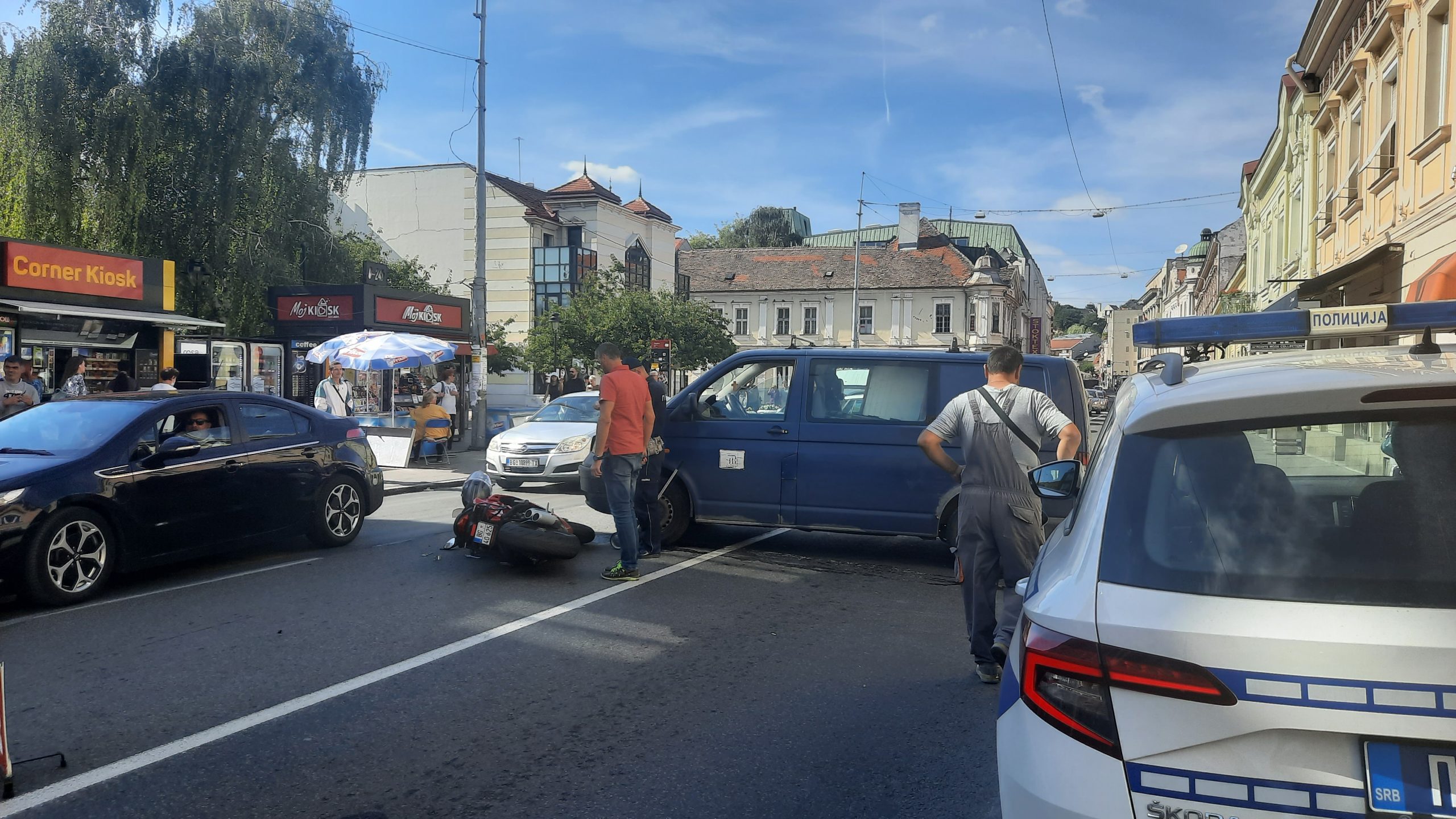 Glavna ulica, Zemun...kombi ocigledno udario motor, zastoj, guzva...uvidjaj, nesreca