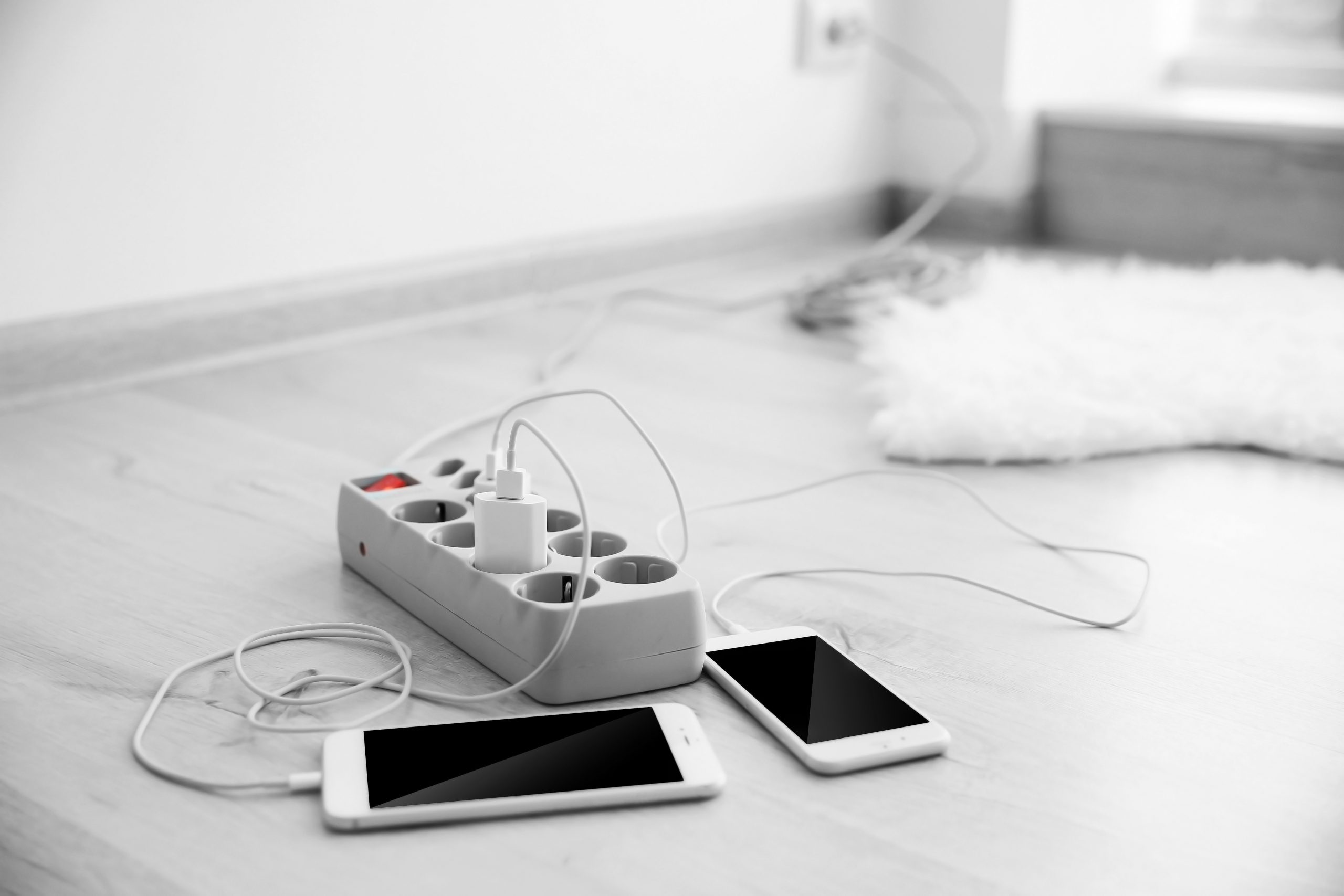 Punjač, telefon, struja Foto: Shutterstock