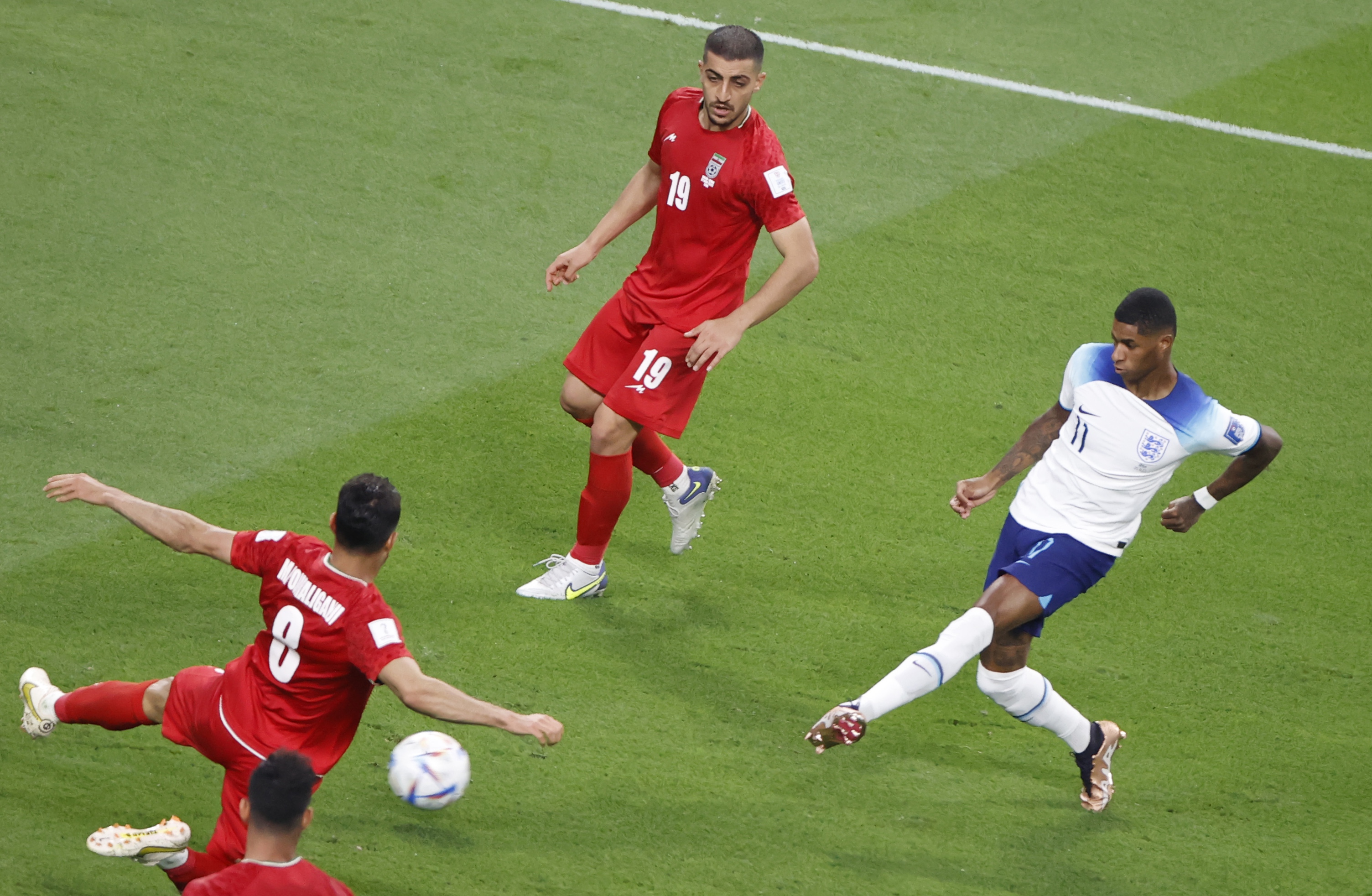 epa10318149 Marcus Rashford (R) of England scores the 5-1 lead during the FIFA World Cup 2022 group B soccer match between England and Iran at Khalifa International Stadium in Doha, Qatar, 21 November 2022.  EPA-EFE/Rolex dela Pena