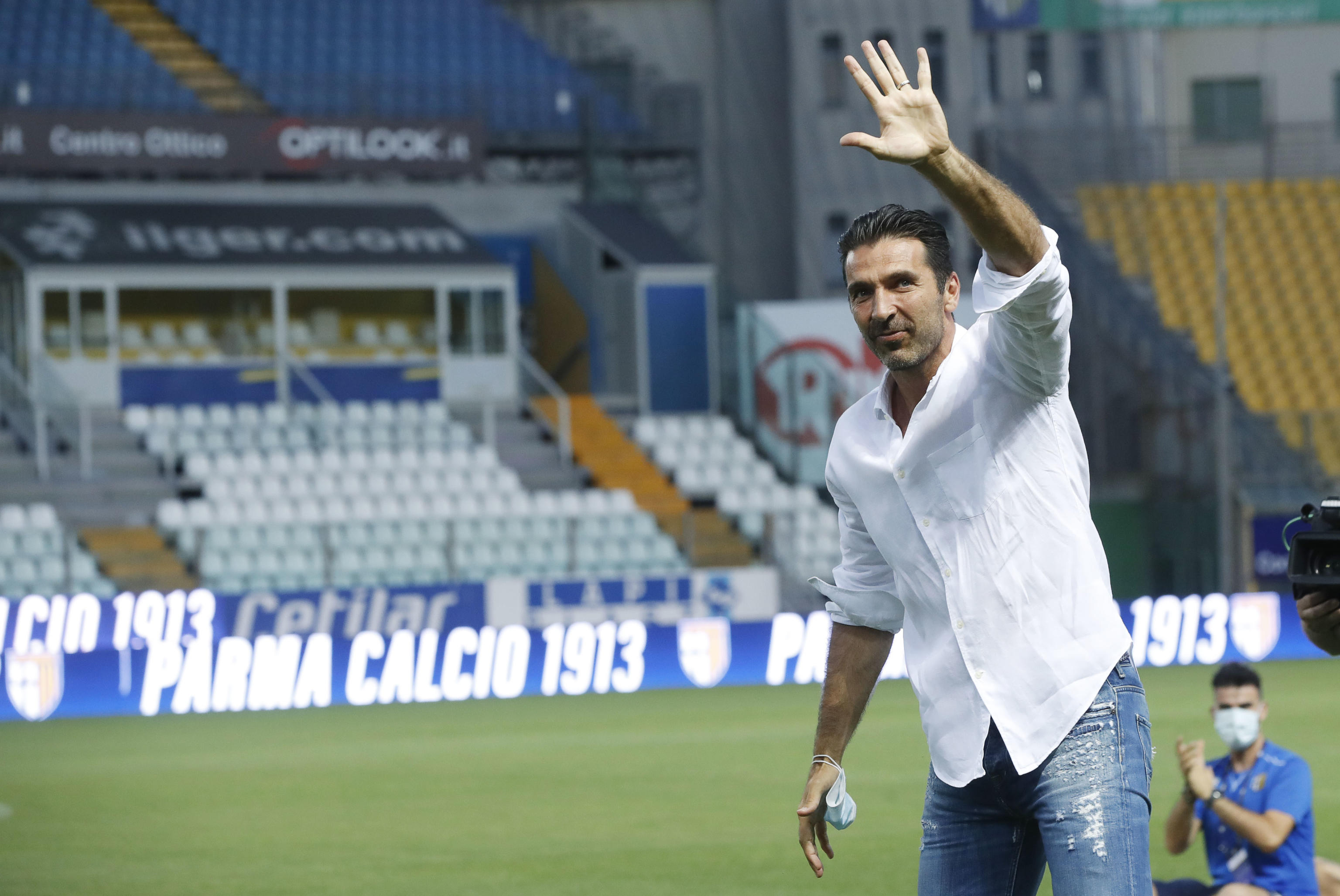 epa09294252 Goalkeeper Gianluigi Buffon waves at supporters of Parma Calcio during his presentation to the supporters of Parma Calcio at Ennio Tardini stadium in Parma, Italy, 22 June 2021.  EPA-EFE/ELISABETTA BARACCHI