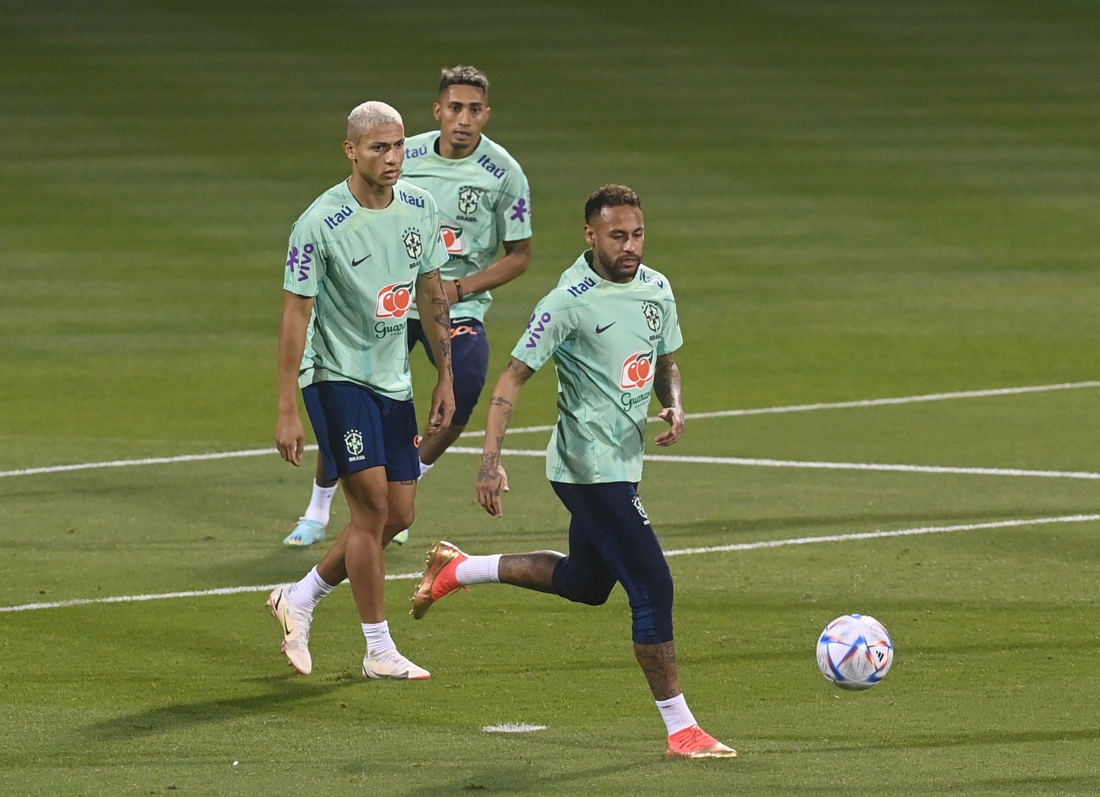 epa10316620 Brazilian players (L-R) Richarlison, Raphinha, and Neymar perform during their team's training session in Doha, Qatar, 20 November 2022. Brazil will face Serbia in their FIFA World Cup 2022 group G match on 24 November.  EPA-EFE/NEIL HALL