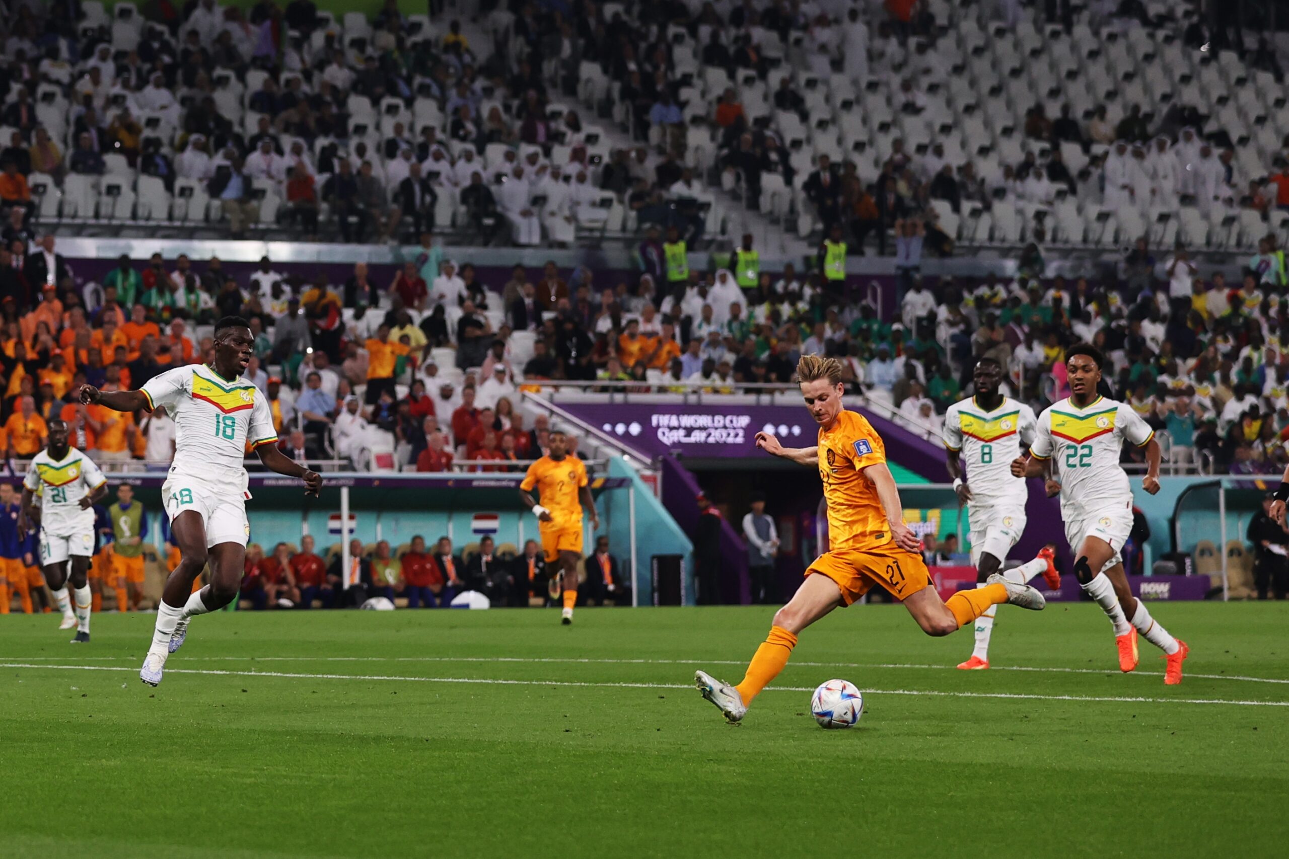 epa10318474 Frenkie de Jong of the Netherlands in action during the FIFA World Cup 2022 group A soccer match between Senegal and the Netherlands at Al Thumama Stadium in Doha, Qatar, 21 November 2022.  EPA-EFE/Abedin Taherkenareh