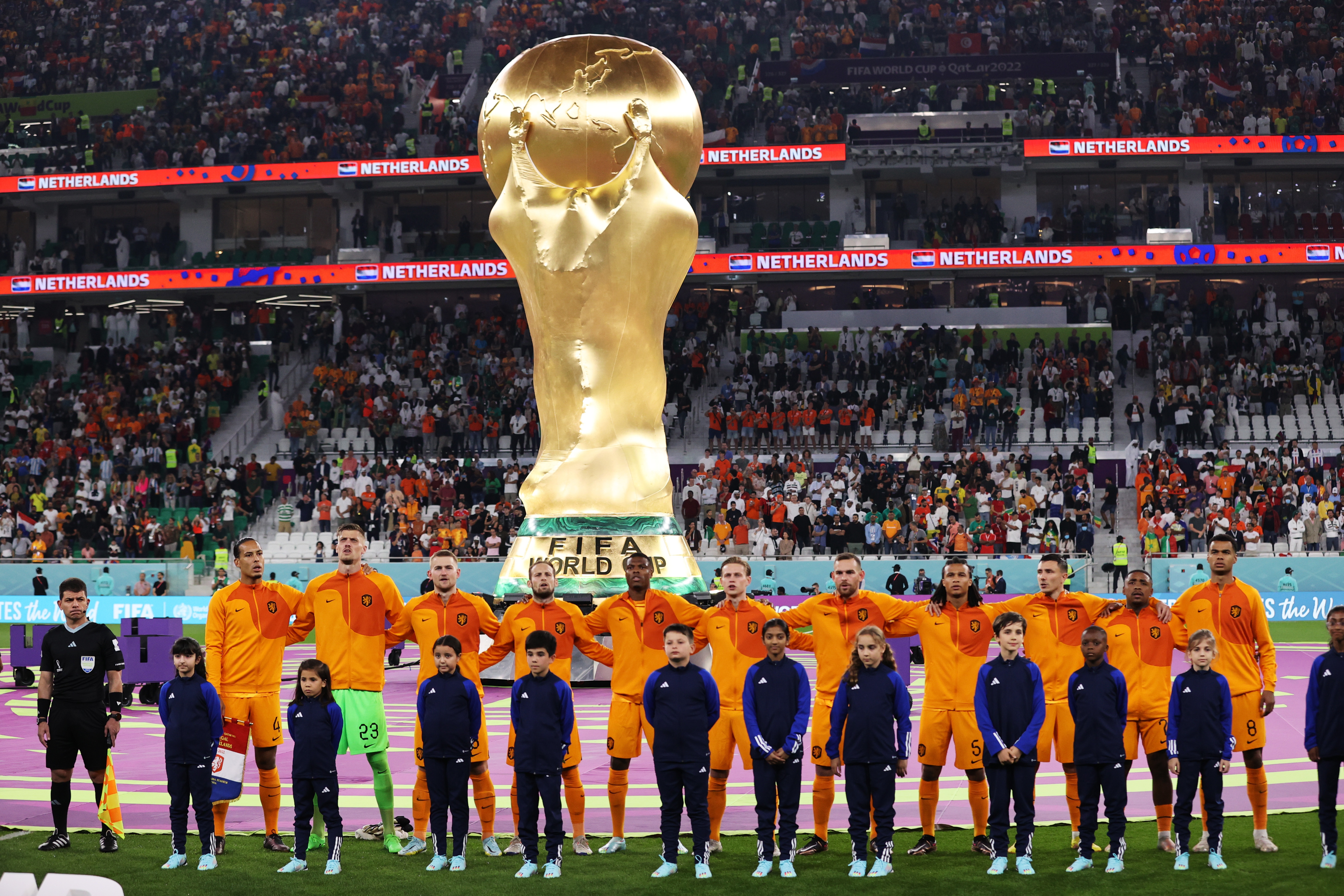 epa10318391 The Netherlands starting eleven during the FIFA World Cup 2022 group A soccer match between Senegal and the Netherlands at Al Thumama Stadium in Doha, Qatar, 21 November 2022.  EPA-EFE/Abedin Taherkenareh